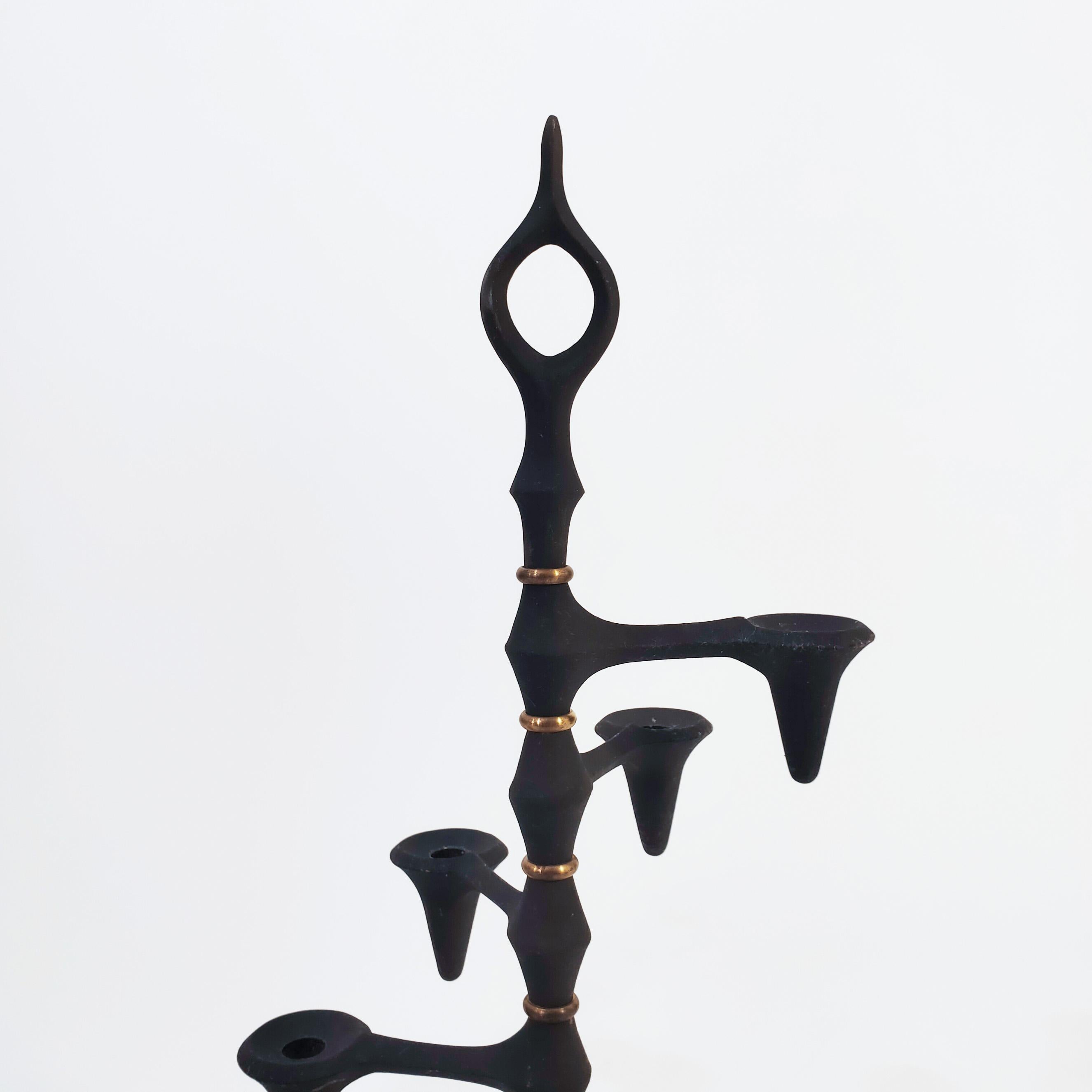 Jens Harald Quistgaard. Dänische gusseiserne Kerzenständer, 1960er Jahre (Messing) im Angebot