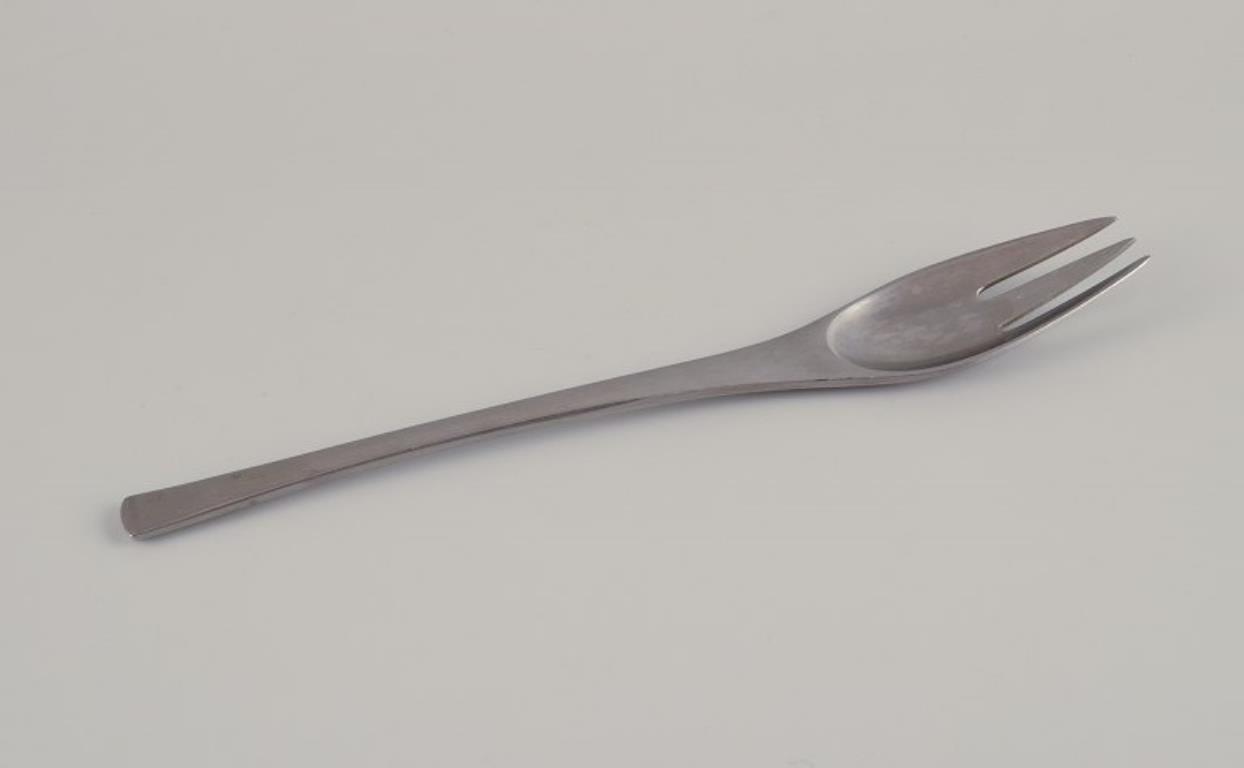 Jens Harald Quistgaard, posate Odin per Dansk Designs.
Set di posate da pranzo in acciaio inox per due persone composto da due coltelli da pranzo, due forchette da pranzo e due cucchiai.
In stile minimalista danese.
Progettato negli anni '60.
In