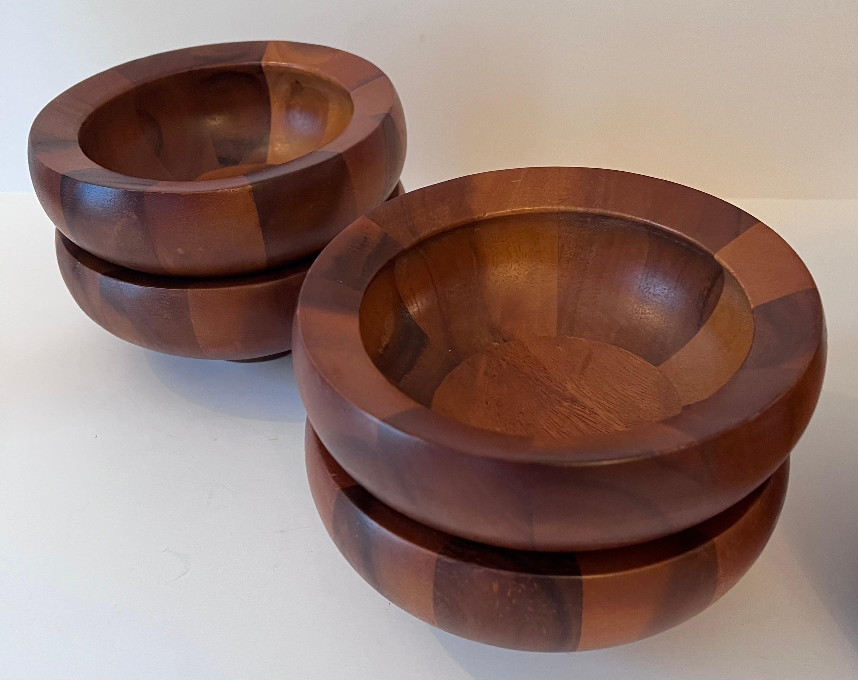 Fatto a mano Jens Harald Quistgaard Dansk Insalatiera in teak e 4 ciotole da portata Anni '60 in vendita
