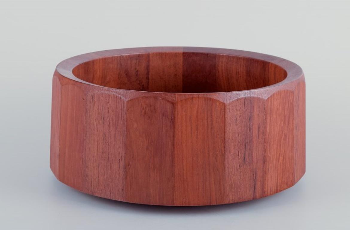 Jens Harald Quistgaard pour Dansk Designs.
Grand bol en bois dur.
Design/One classique et élégant du milieu du 20e siècle.
Marqué.
En parfait état.
Dimensions : Diamètre 26,5 cm x hauteur 12,0 cm.