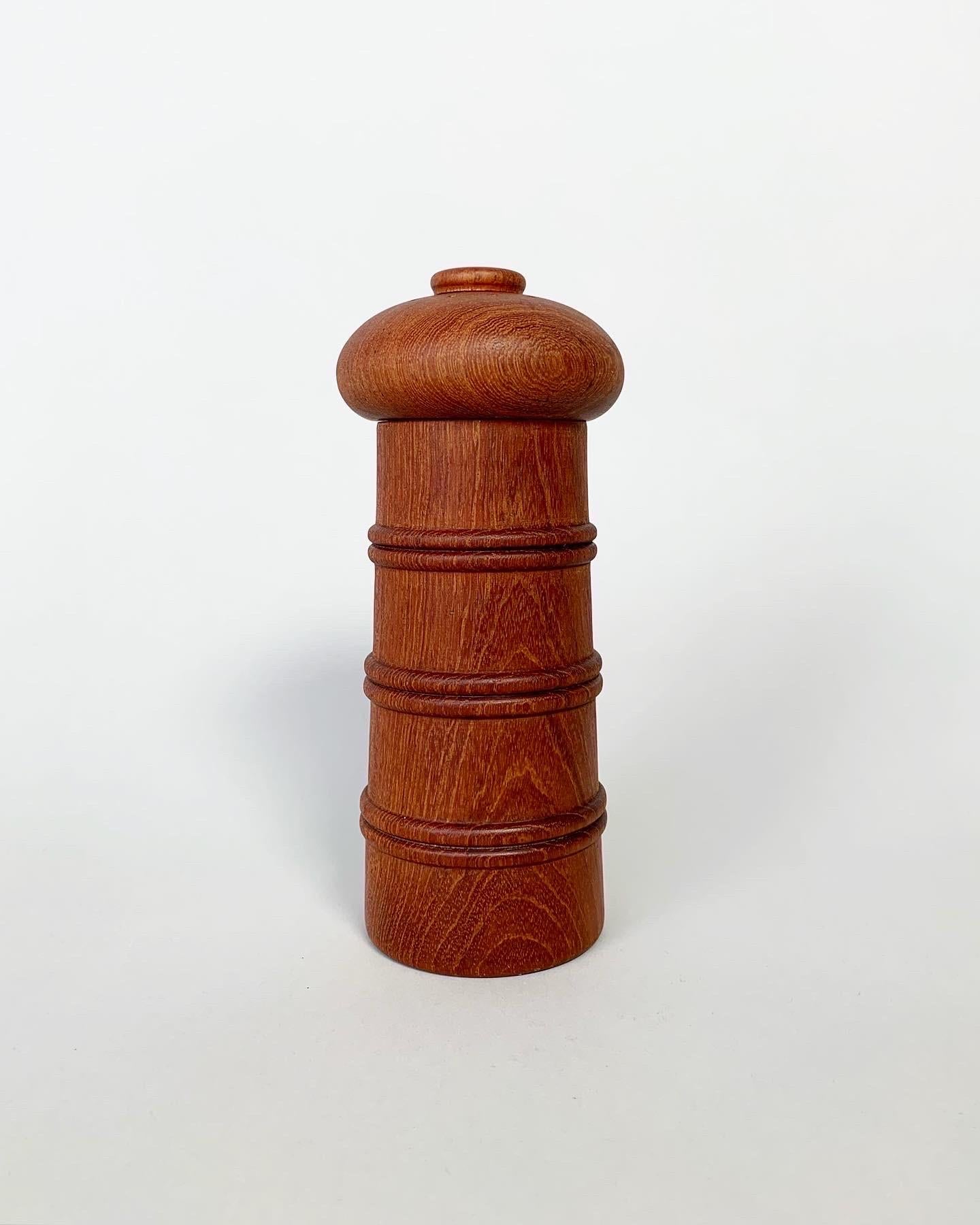 Jens Harald Quistgaard teak pepper grinder with integrated salt shaker, designed in 1972 for Dansk Designs, Denmark.

The salt can be filled in on top, the pepper on the bottom.
The stainless steel mill was made by Peugeot.

Height: 18