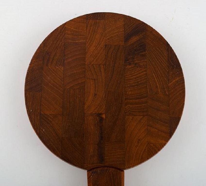 Jens Harald Quistgaard. Teak wood cutting board with a built-in knife.
Danish design, 1960s.
Marked: IHQ.
In excellent condition, beautiful patina.
Measures 28 cm.