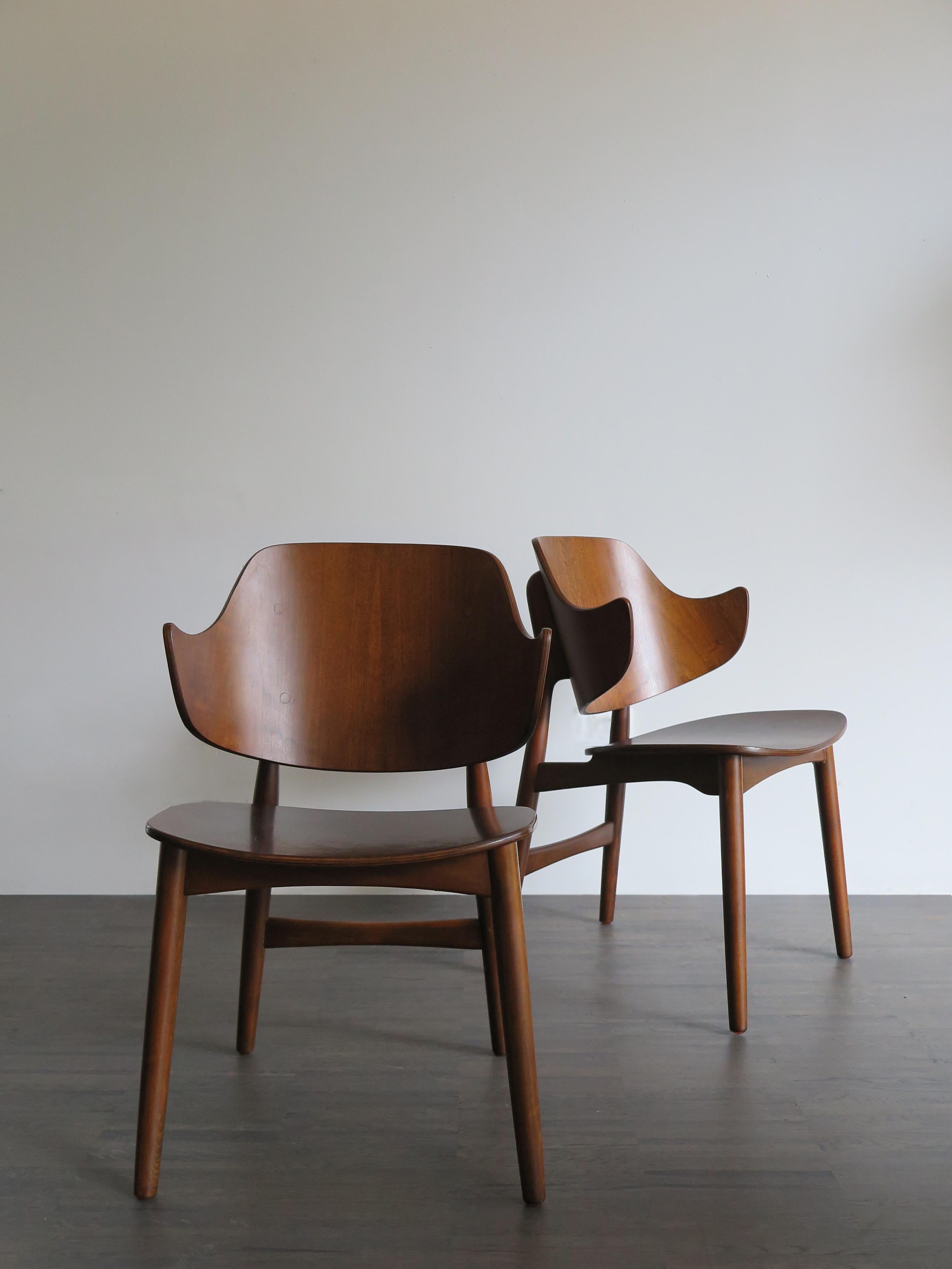 Set of two Scandinavian chairs armchairs designed by Danish Jens Hjorth for Randers Møbelfabrik, curved teak wood, very good vintage condition with wonderful patina, circa 1950s
Please note that the chairs are original of the period and thus shows