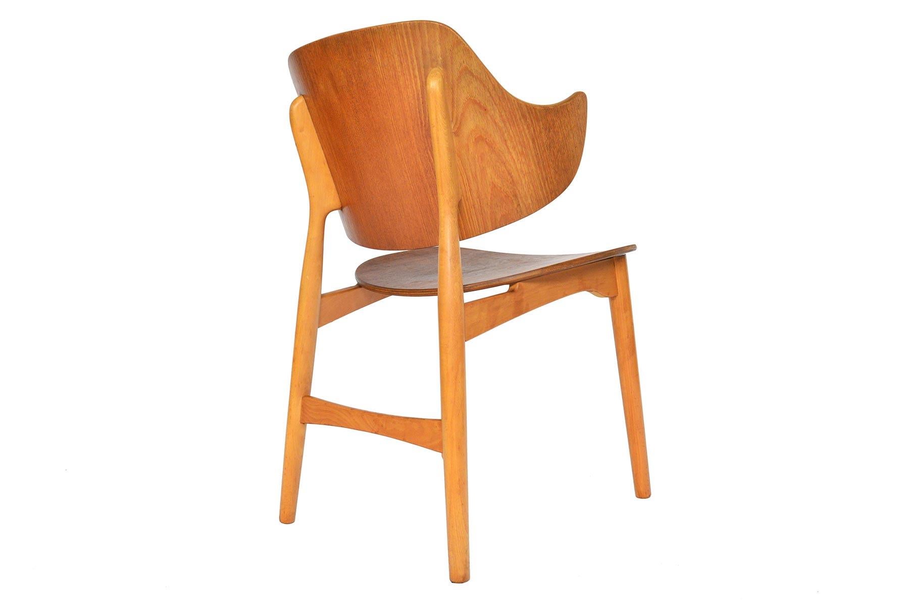 This charming teak side chair Model 307 was designed in 1953 by Jens Hjorth for Randers Stolefabrik. A bent teak backrest and seat bottom are supported by an oak frame. In excellent condition.

