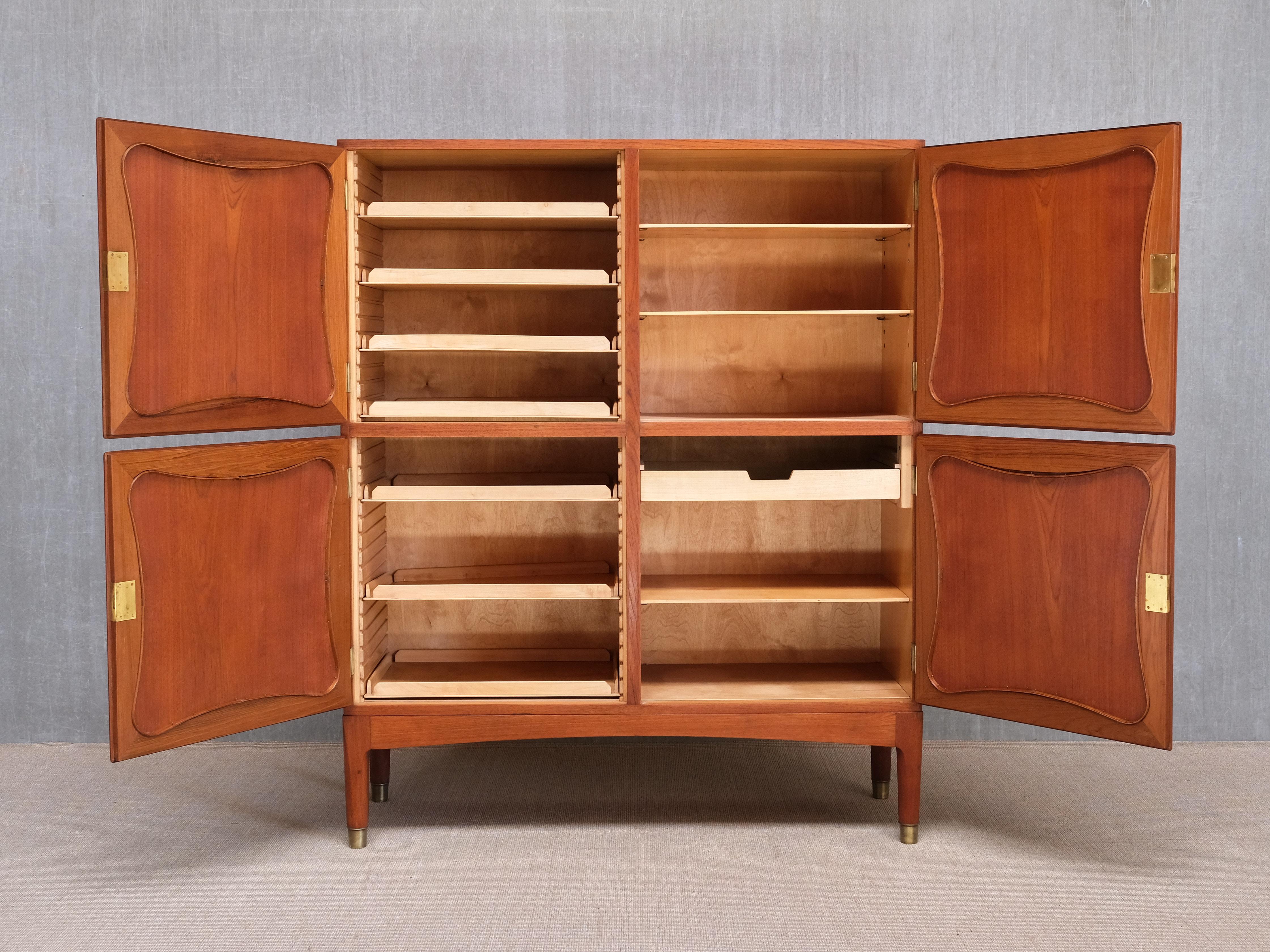 Jens Ingvard Jensen 'Trèfle' Cabinet in Teak, Leather and Brass, Denmark, 1940s For Sale 9