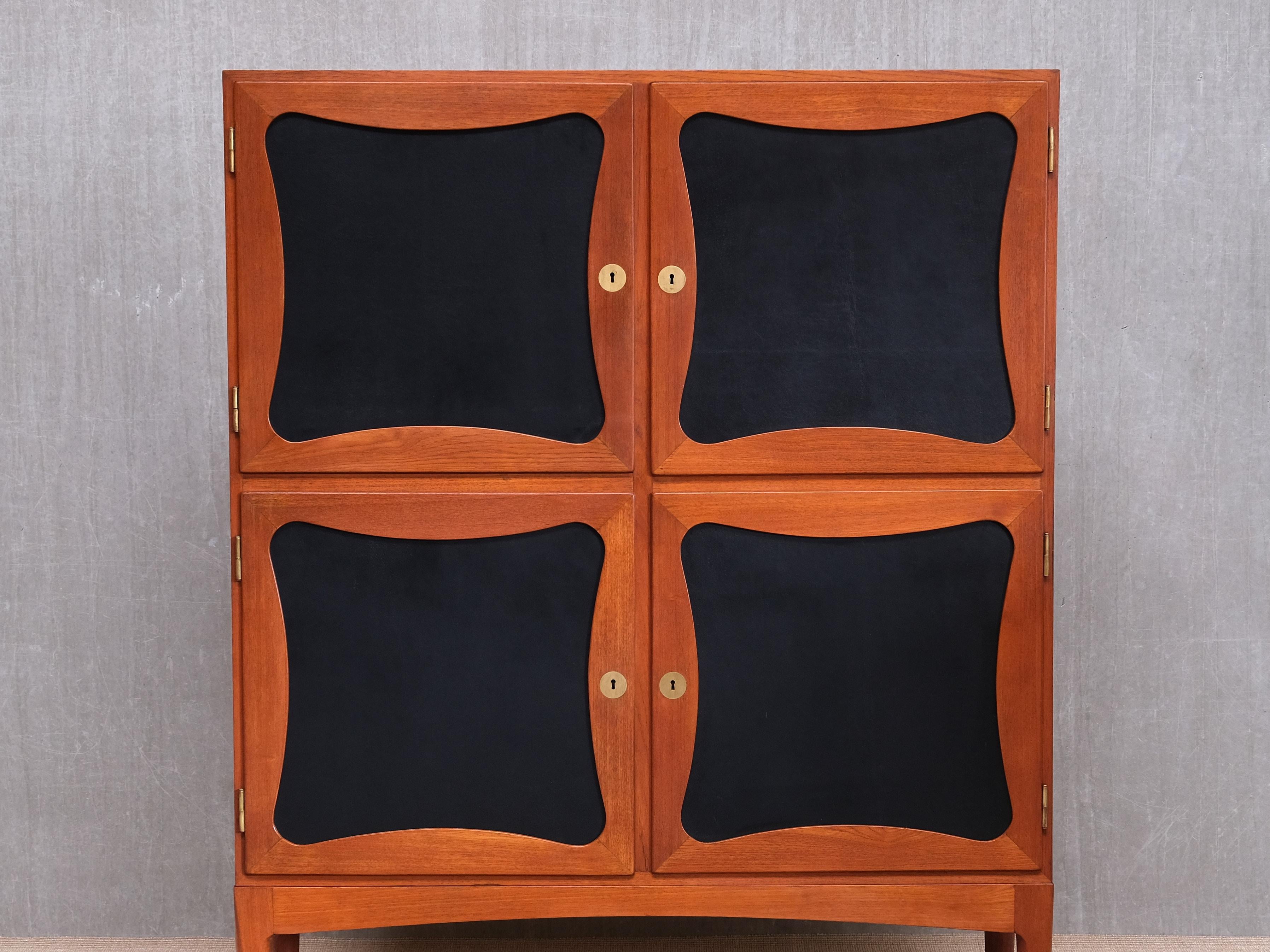 Scandinavian Modern Jens Ingvard Jensen 'Trèfle' Cabinet in Teak, Leather and Brass, Denmark, 1940s For Sale