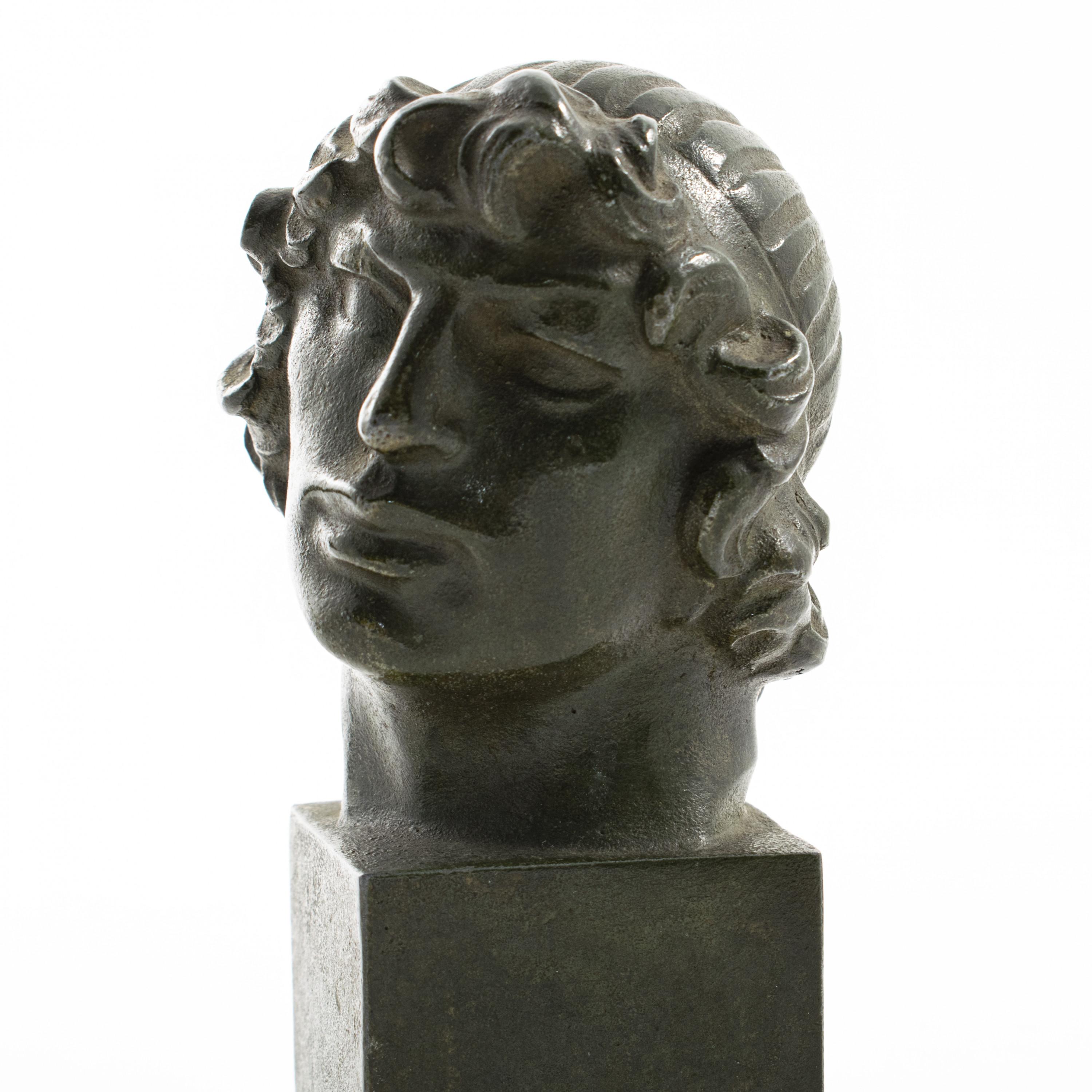 Jens Jacob Bregnø 1877-1946.
Bronze male head with green patina.
Signed with monogram J.B
Foundry stamped by Brdr. Grage, approx. 1920-1930.

Measures: Small, 13 cm. high.