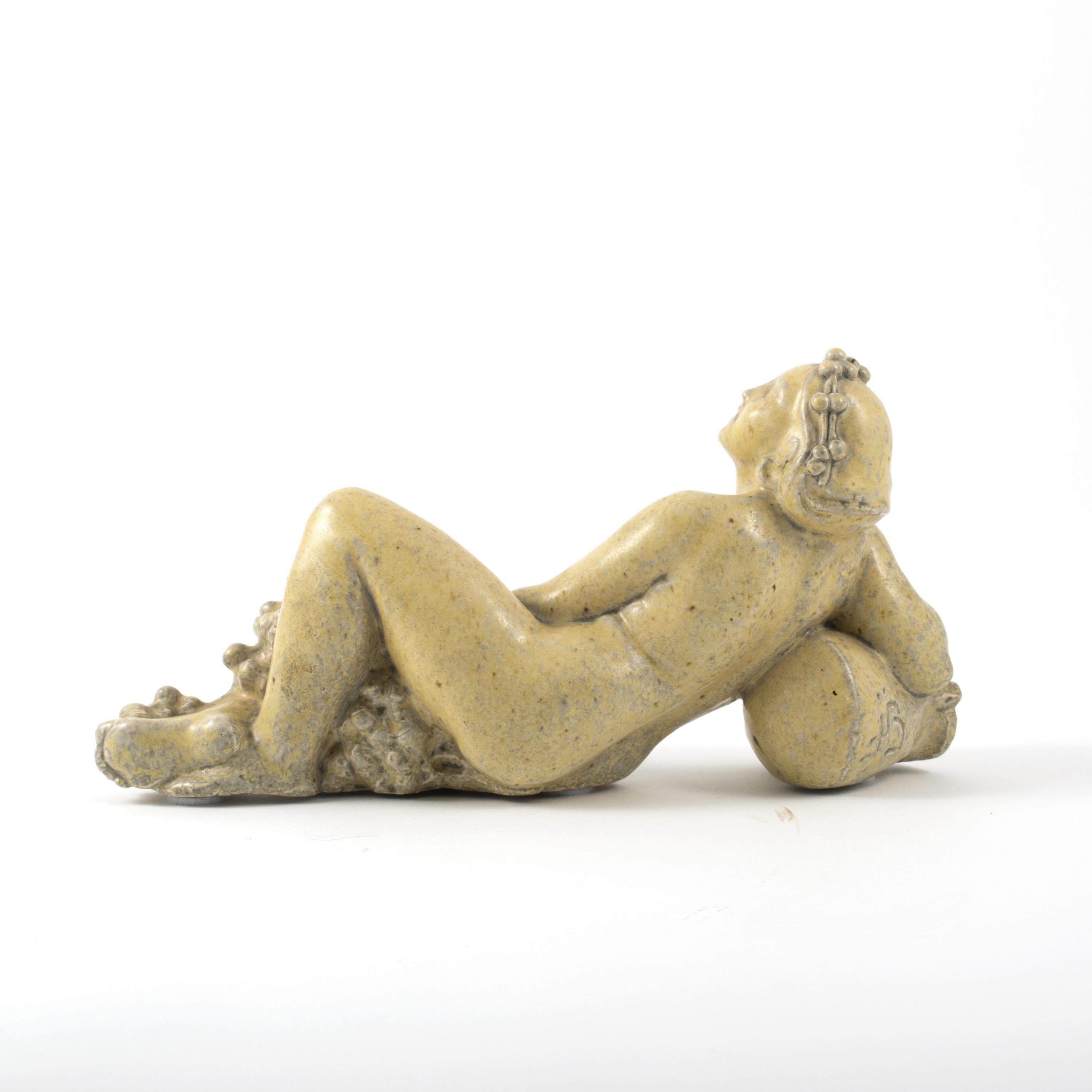 Jens Jacob Bregnø, 1877-1946.
Scultura che raffigura una donna nuda sdraiata con vasi e uva da vino.
Gres con smalto color miele chiaro.
Firmato con il monogramma JJB.