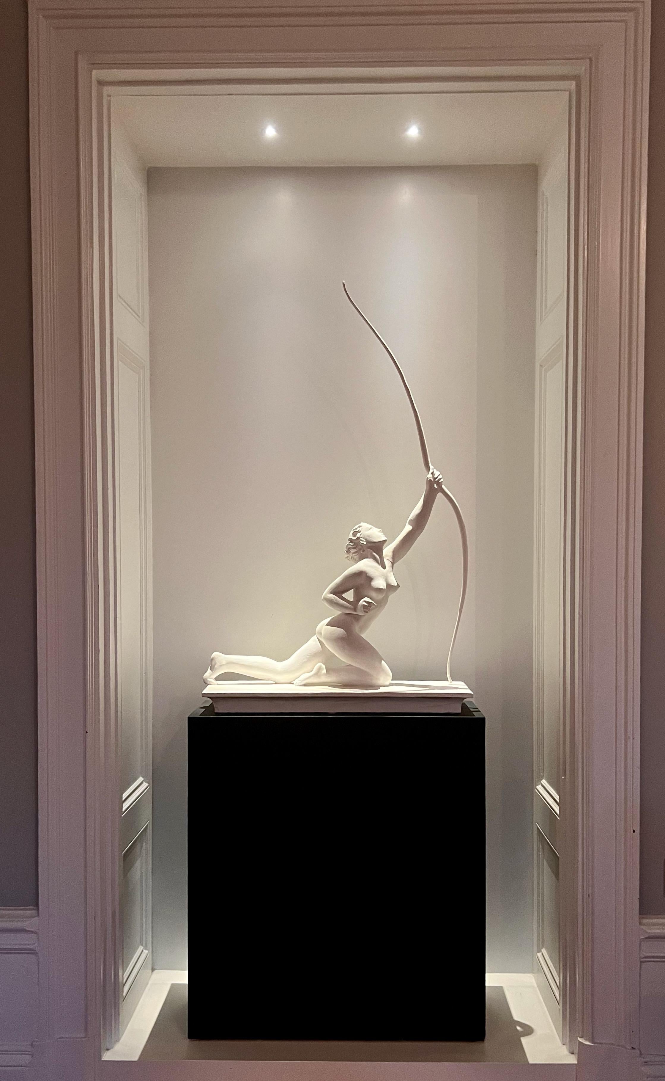 Figurative Sculpture Jens Jacob Bregno - Diana la chasseresse - Sculpture en plâtre des années 1920