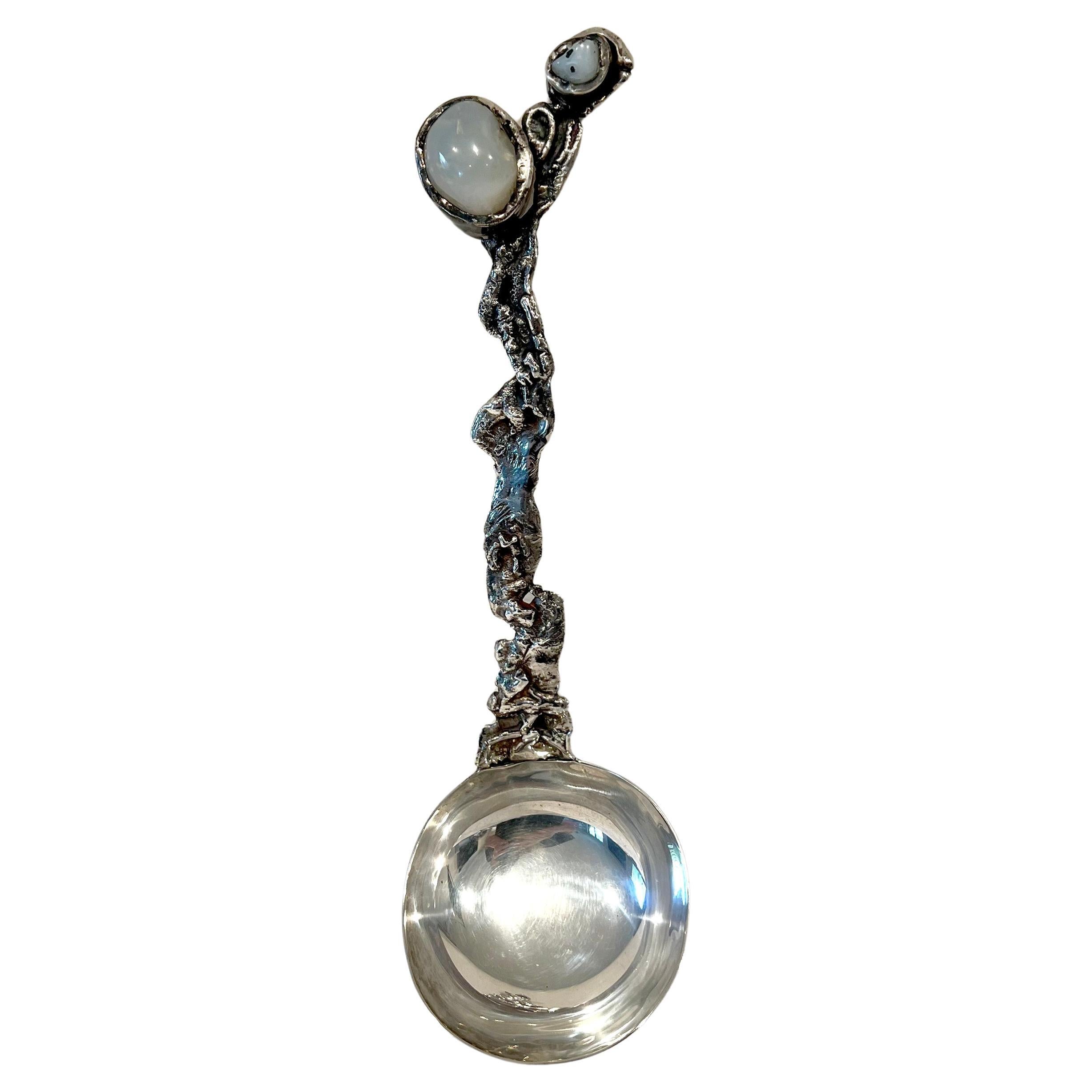 Cuillère louche brutaliste en argent sterling avec agates laiteuses créée par Jens Peter Clausen Gudjonsson d'Islande, vers les années 1970. La louche mesure 3,5