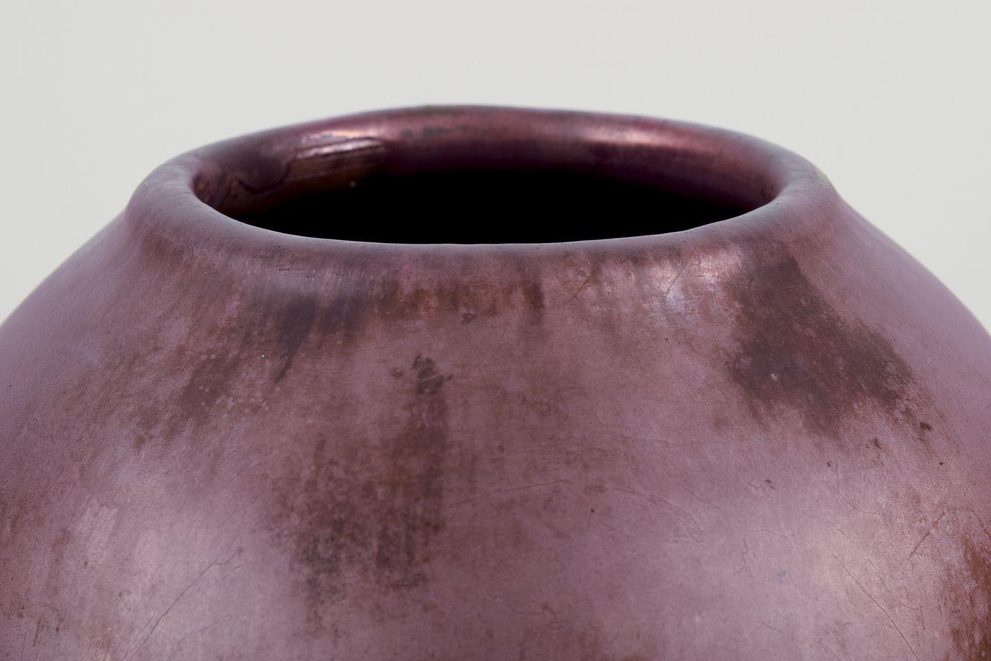 Jens Petersen, Danish ceramic artist. Large vase in shiny lustre glaze. Ca. 1920 In Excellent Condition For Sale In Copenhagen, DK