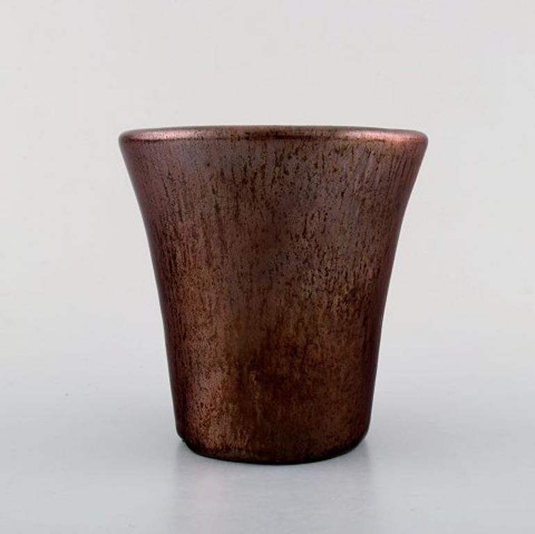 Jens Petersen (1890-1956)
Vase in ceramics by Jens Petersen, signed JP. 
Measures: 11.5 cm x 11 cm. 
In perfect condition.