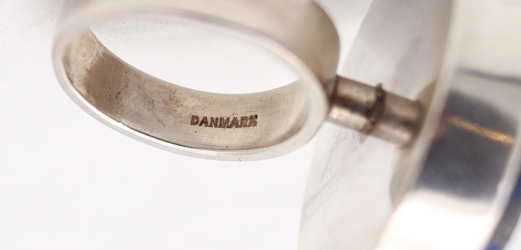 Un anillo modernista danés diseñado por Jens Poul Asby

Un anillo geométrico muy interesante creado en Dinamarca durante el periodo modernista por el artista joyero Jens Poul Asby, allá por 1970. Este precioso anillo ha sido magistralmente elaborado