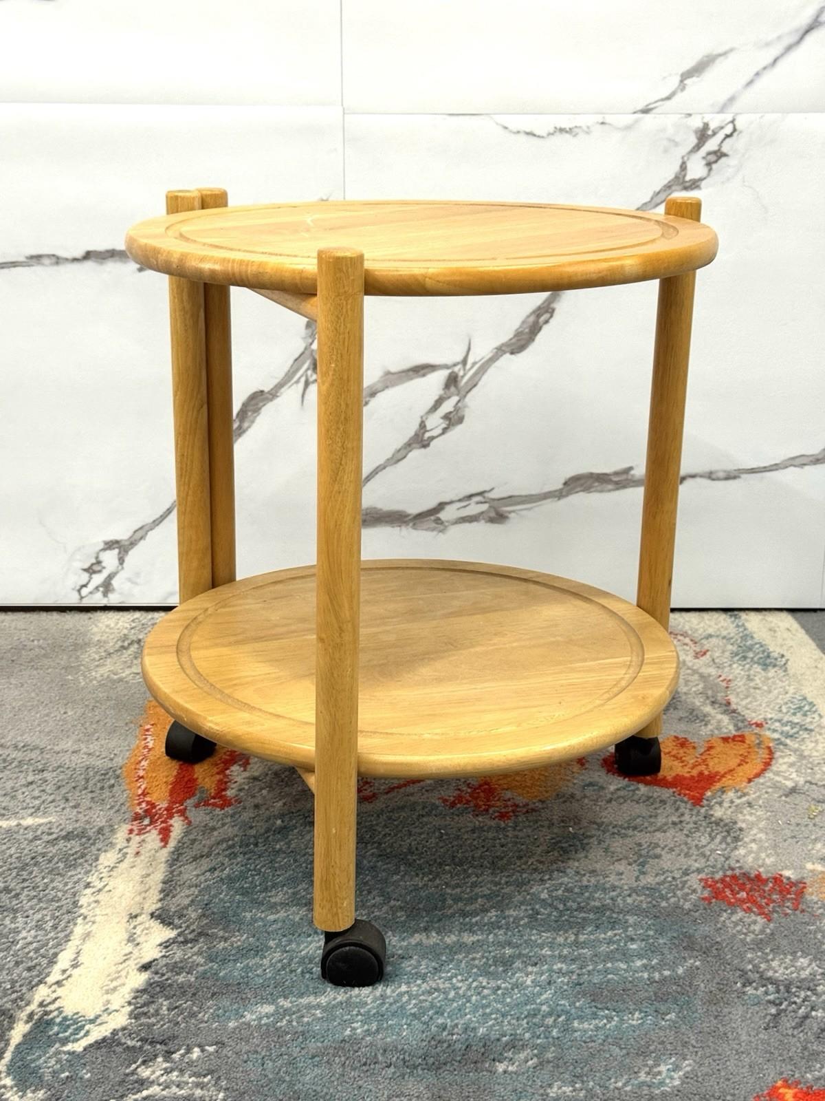 Vi presentiamo un carrello porta vivande in faggio dal design danese degli anni ‘70, un tocco perfetto per donare uno stile retrò ai vostri ambienti .



Larghezza 51 cm

Profondità 51 cm

Altezza 57 cm



L’articolo è in ottime condizioni