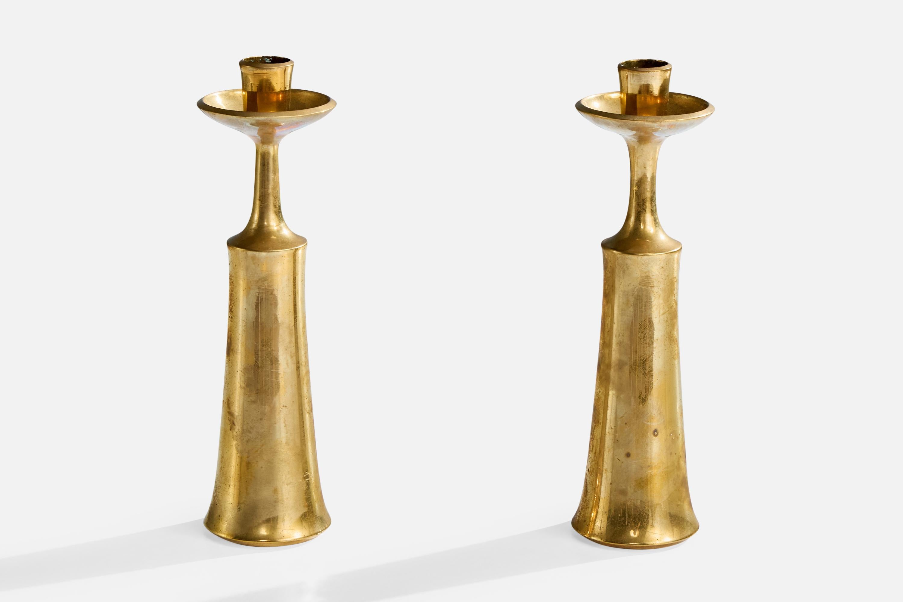 Ein Paar Kerzenständer aus Messing, entworfen und hergestellt von Jens Quistgaard, Dänemark, um 1950.

Oxidation auf Messing vorhanden

Abnutzung entsprechend dem Alter und dem Gebrauch

Hält eine Kerze mit 1,0