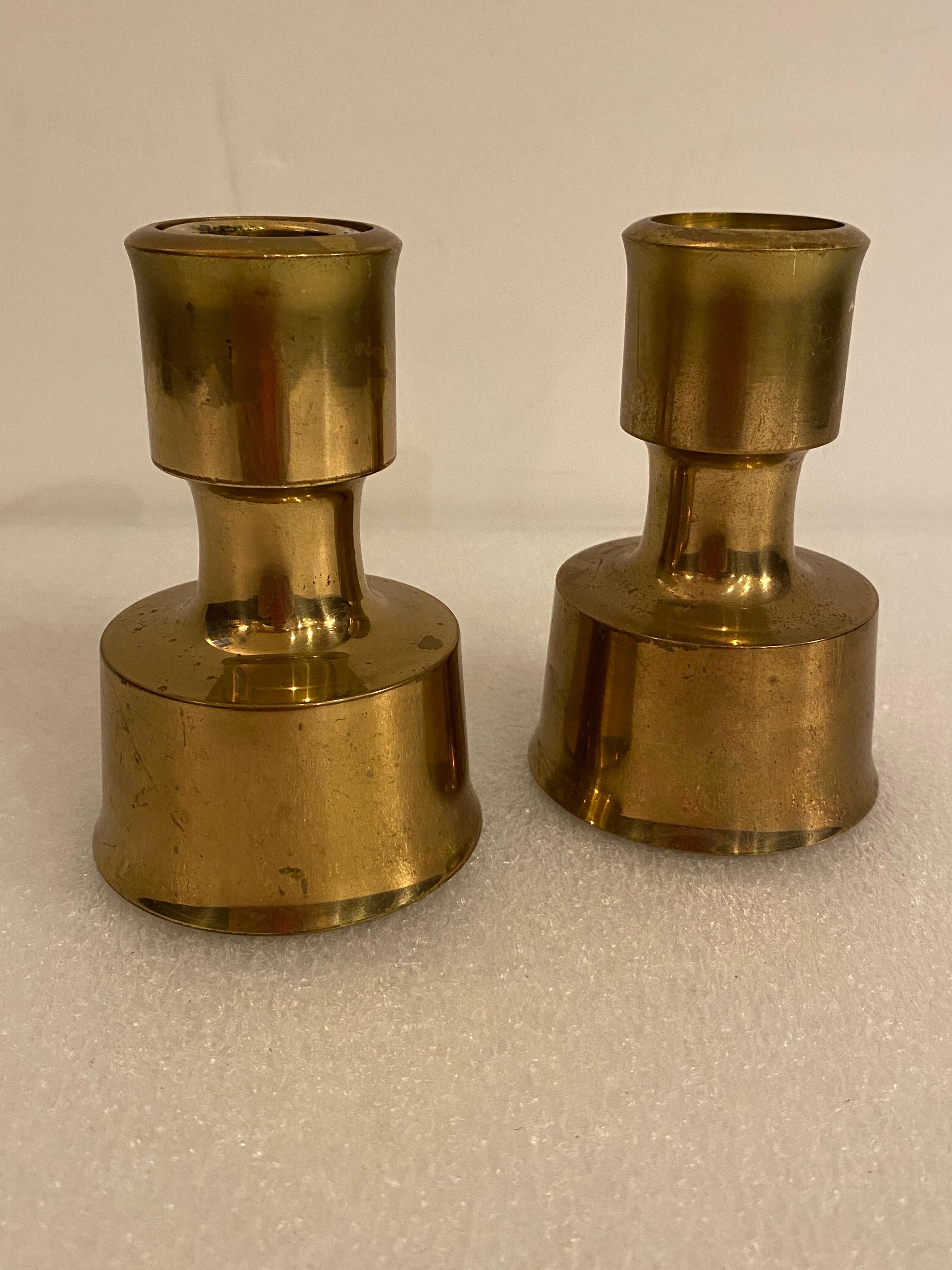 Candelieri in ottone massiccio di Jens Quistgaard con anelli montati per consentire l'inserimento di candele di due dimensioni.  Ottimo stato originale, firmato sul fondo.