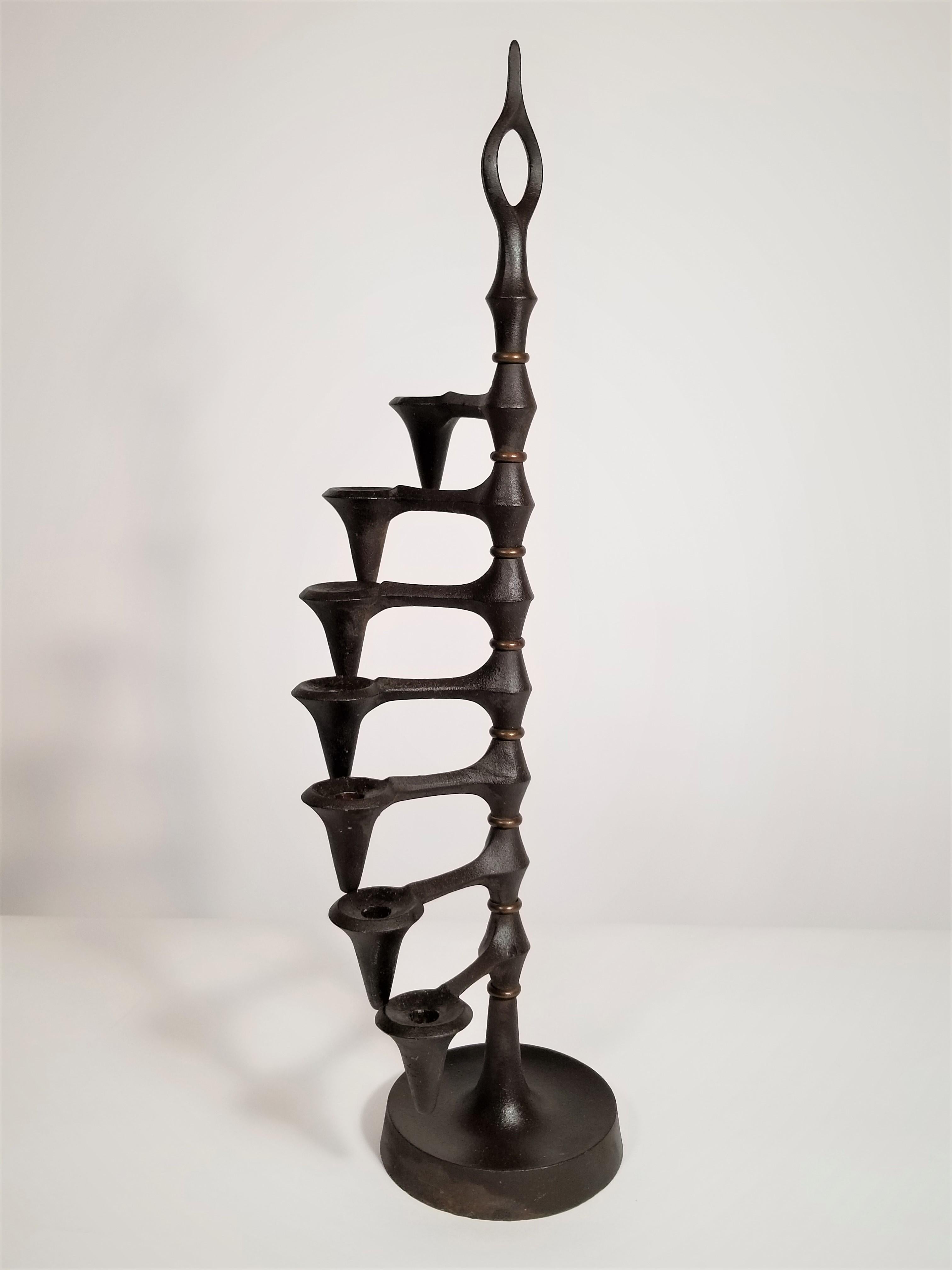 Siebenarmiger Kerzenhalter aus der Mitte der 1960er Jahre, entworfen von Jens Quistgaard JHQ für Dansk, Dänemark. Solide Eisen dunkelbraune Farbe. Modernistisches skulpturales Design. Jeder Kerzenarm ist schwenkbar und einstellbar. Markierungen auf