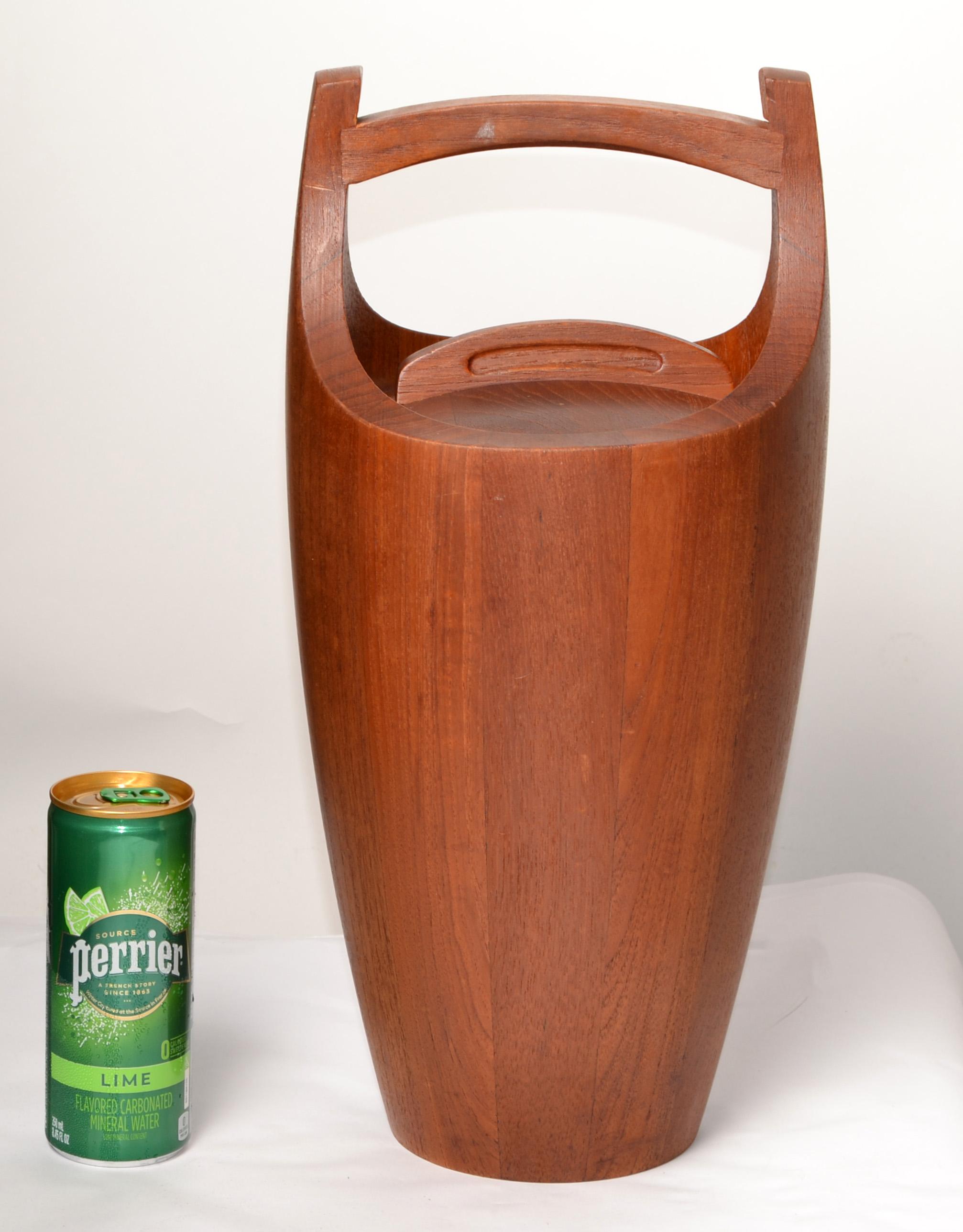 Jens Quistgaard Dansk Designs Cubitera escandinava moderna de teca tallada con tapa Plástico en venta