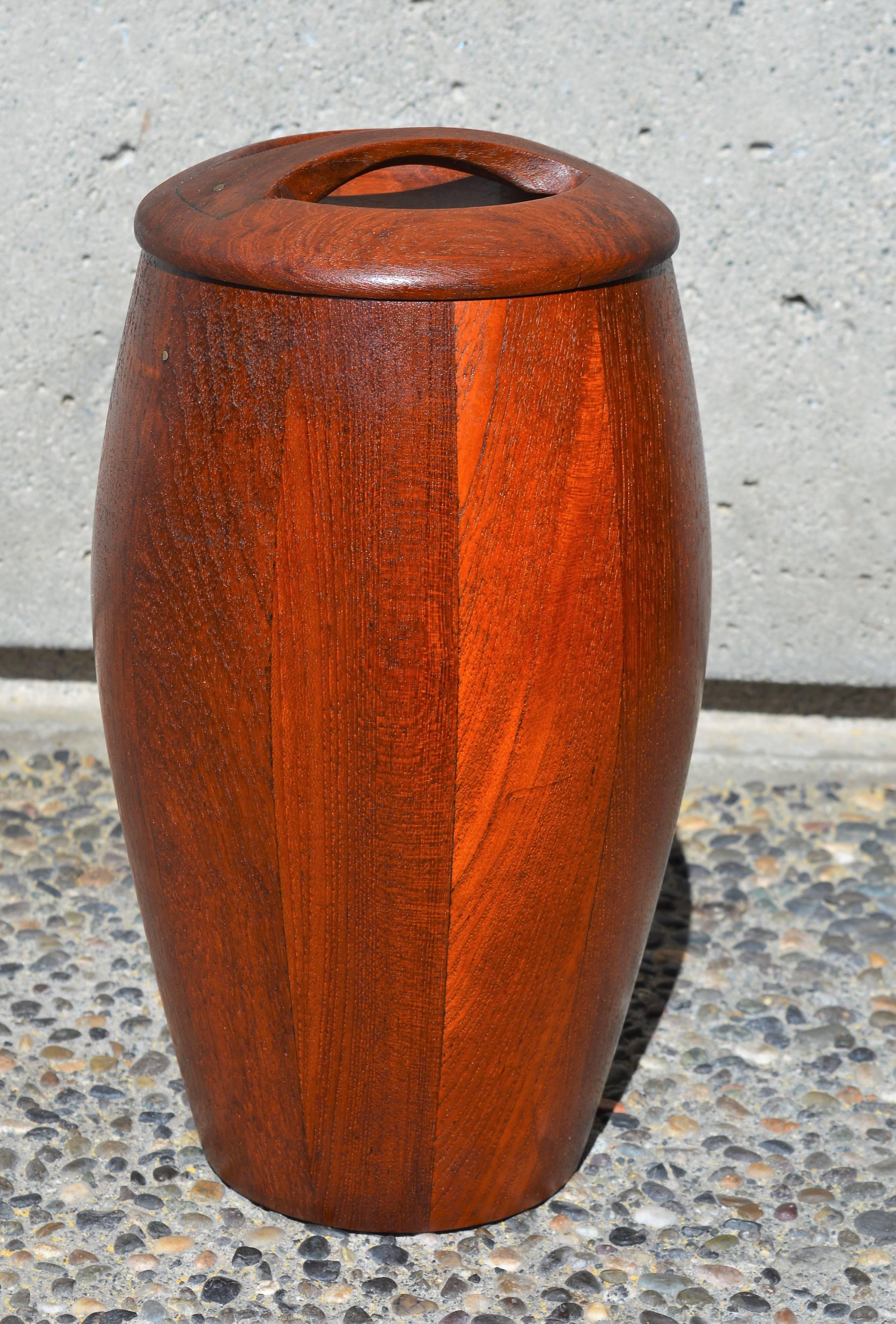 Jens Quistgaard Early 1950s Staved Teak Ice Bucket with Locking Lid In Excellent Condition For Sale In New Westminster, British Columbia
