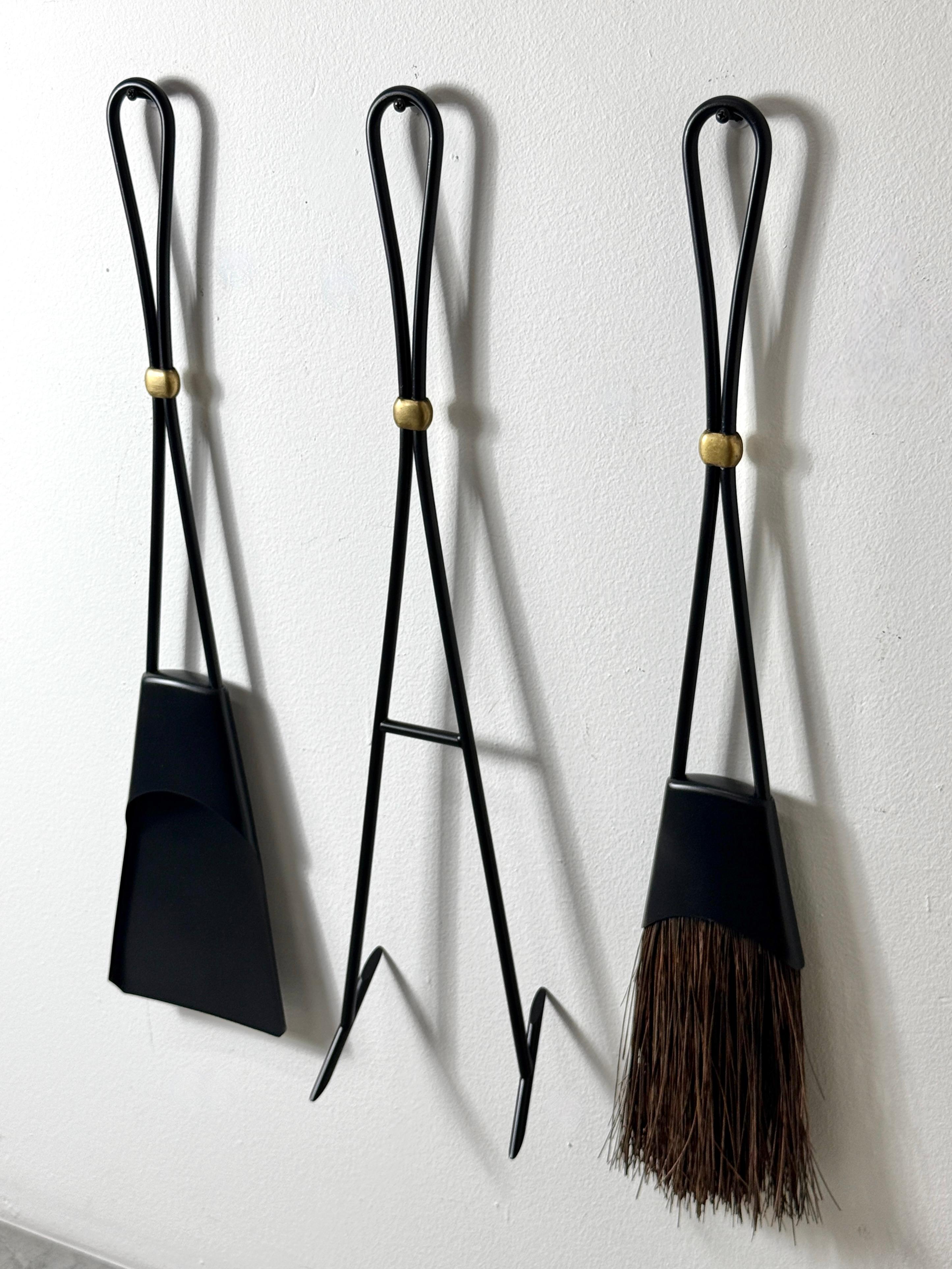 Mid-Century moderno Jens Quistgaard Fireplace Tool Set for Dansk, Iron and Brass Denmark 1960's in vendita