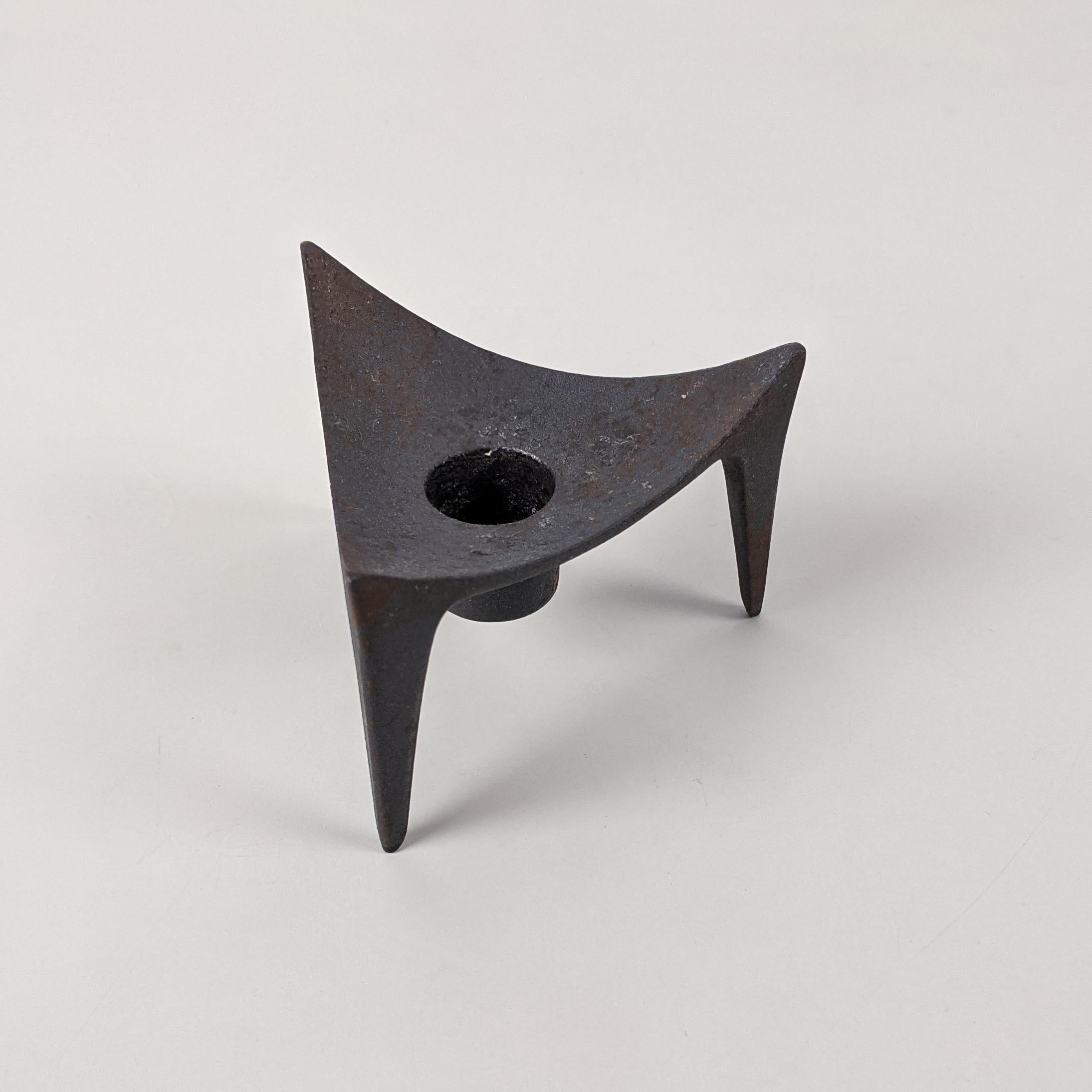 Jens Quistgaard per Dansk
Portacandele, 1960 circa

Metallo fuso nero.
Un delizioso oggetto della metà del secolo scorso.
Un po' di ruggine superficiale, che aggiunge un tocco vintage.

Dimensioni circa: L 9 cm, H. 6,5 cm

Informazioni sulla