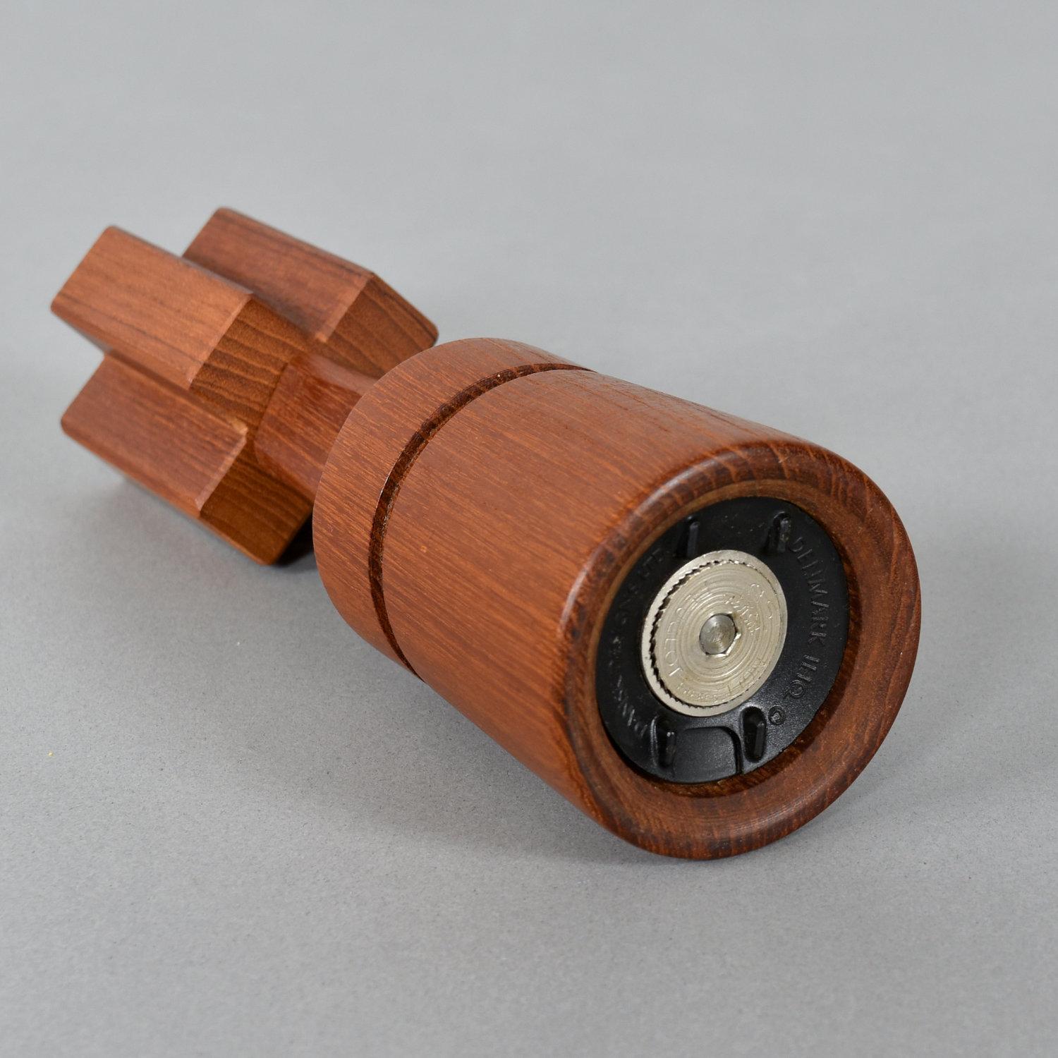 One of Jen Quistgaard’s most iconic mill’s for Dansk. The “Chess King” mill can be used for pepper and salt. This is a salt and pepper mill. Salt loads and dispenses from the top. Pepper is loaded and dispensed beneath the mill. The Model 891 mill