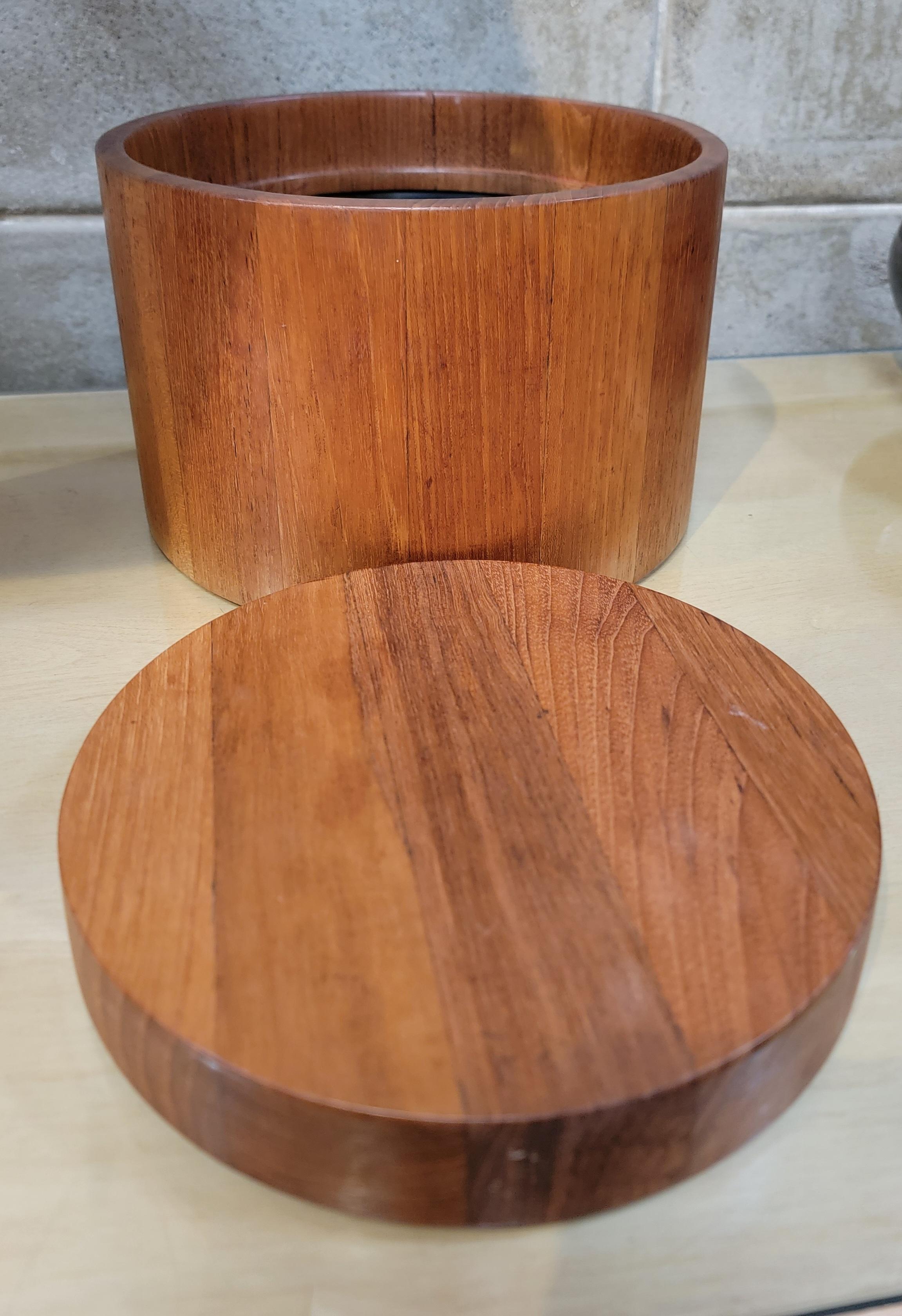 Cubitera moderna danesa redonda de teca con tapa. Inserto de plástico.  Jens Quistgaard para Dansk. Dinamarca. 1970's.