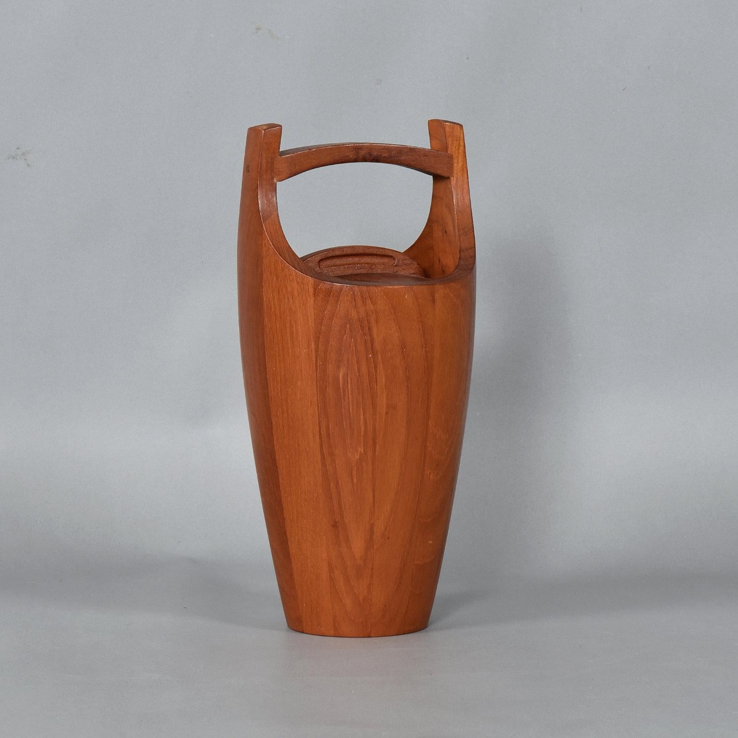 Model 810 Congo ice bucket by Jens Quistgaard for Dansk. The solid teak, Danish made ice bucket was designed in 1958. Distinguished for its elegant Scandinavian design and expert craftsmanship. This ice bucket is included in the The Metropolitan