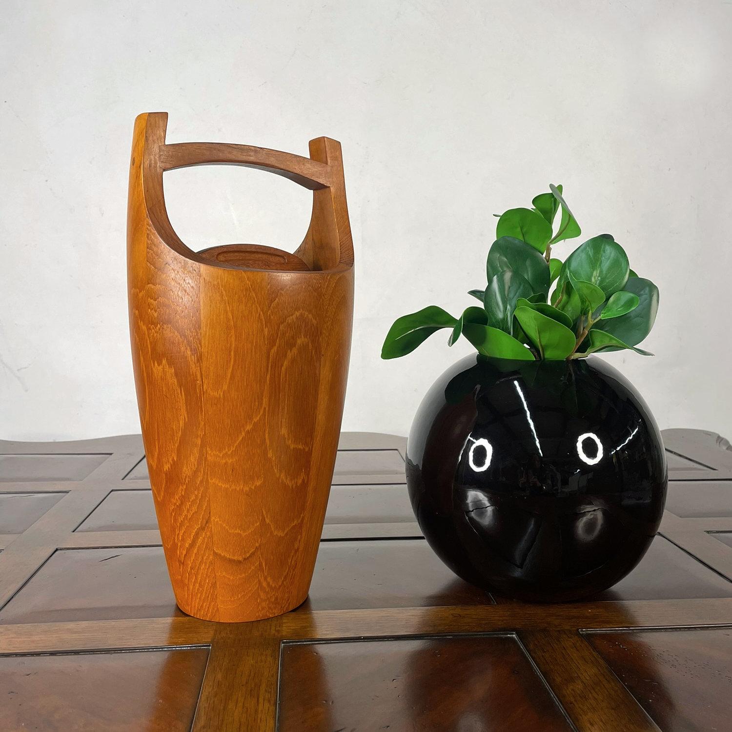 Jens Quistgaard for Dansk Solid Teak Danish Congo Ice Bucket Model 810 In Good Condition For Sale In Chattanooga, TN