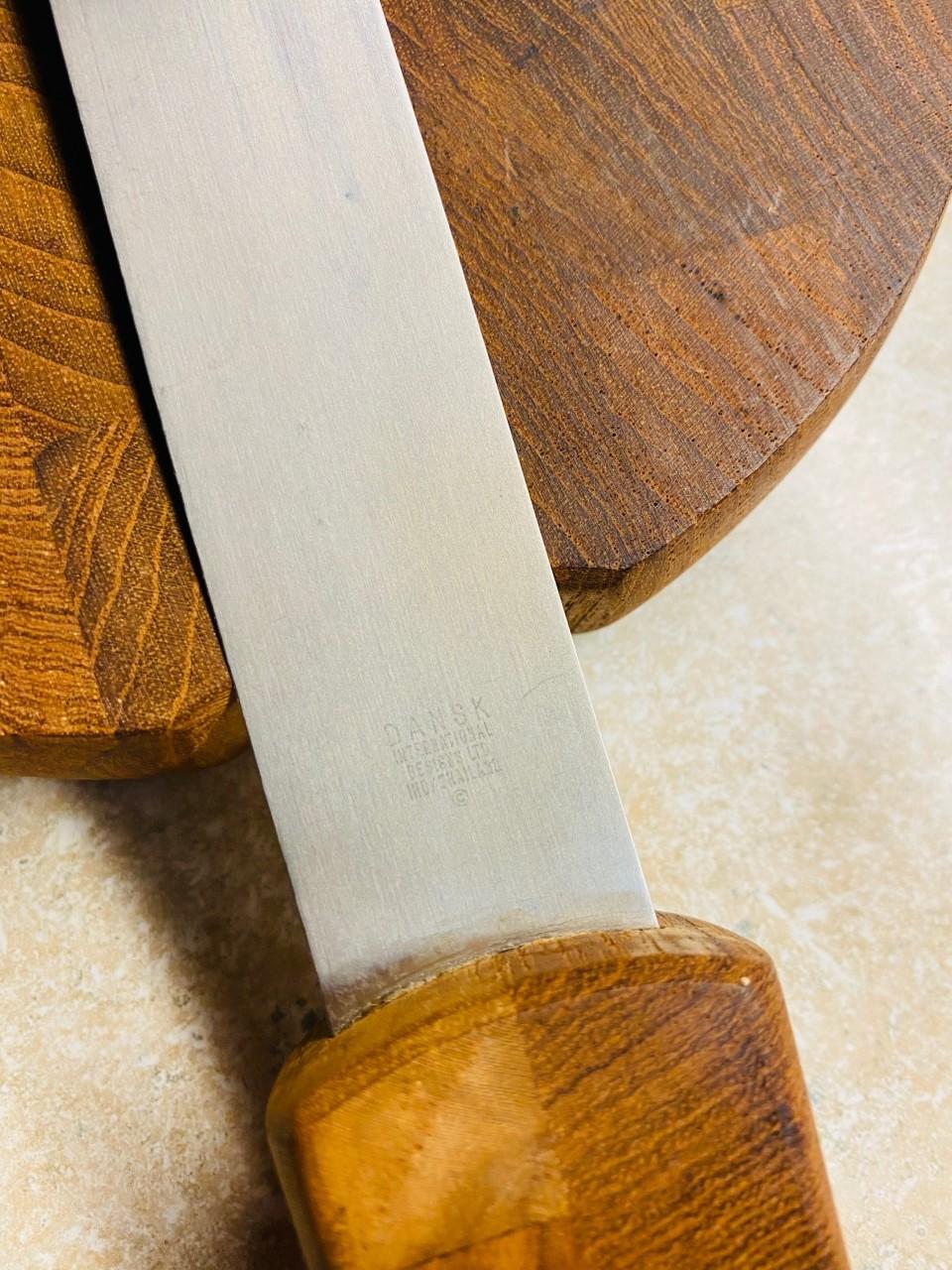 Tabla para quesos de teca Moderna de mediados de siglo Dansk IHQ Diseñador Jens Quistgaard Tabla para cortar quesos de teca con cuchillo incorporado Años 60 Fabricado en Dinamarca. Hermosa pieza emblemática de Dansk: Belleza y función. Un