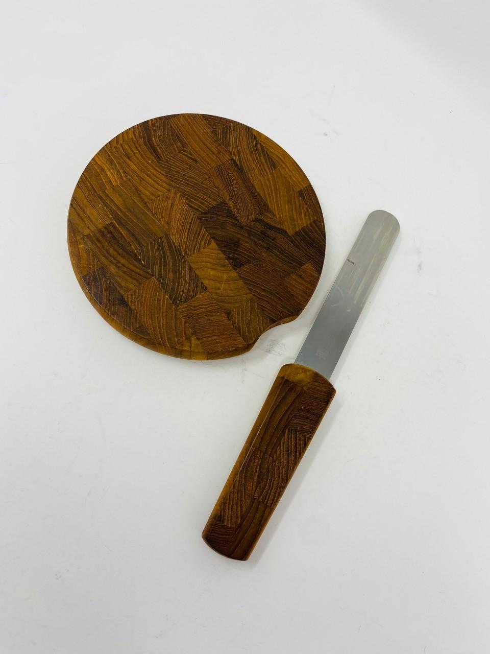 Tabla de cortar queso de teca con cuchillo incorporado, Jens Quistgaard para Dansk, años 60 Hecho a mano en venta