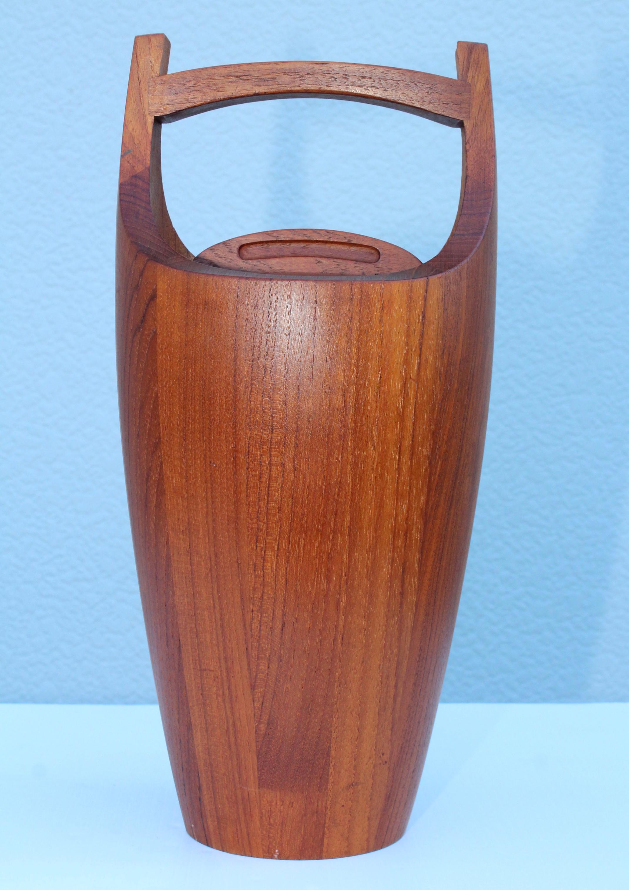 1950s early Jens Quitsgaard designed for Dansk teak ice bucket, in very good vintage condition.