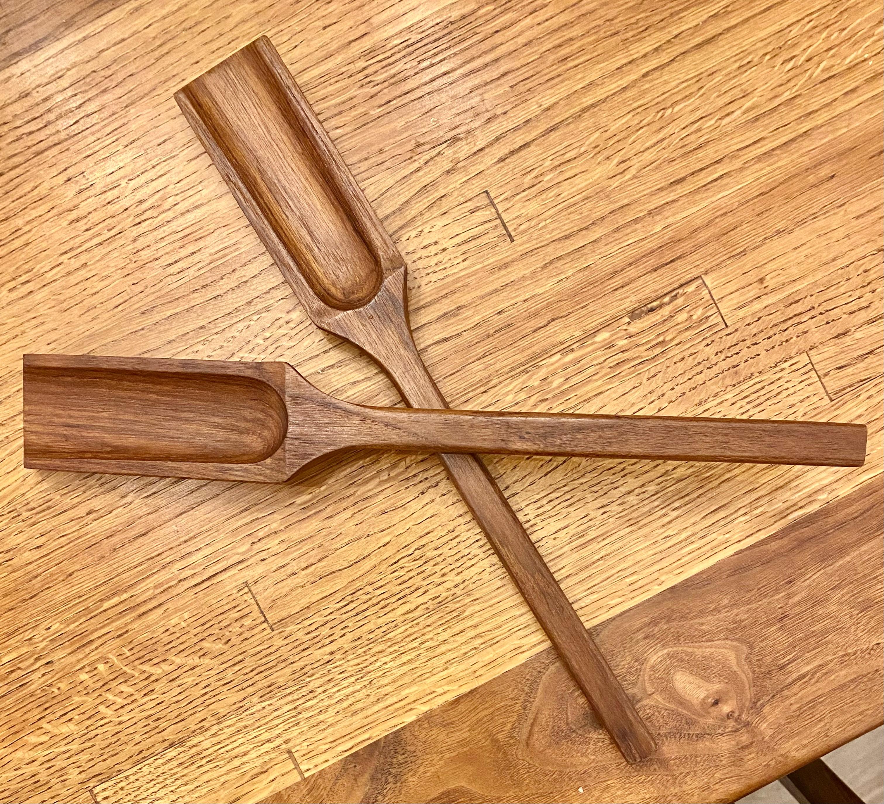 Serviteurs en teck du célèbre fabricant Famed avec autocollants d'origine. Attribuées au designer Jens Quistgaard, et dans le style du designer danois Richard Nissen, ces pièces aux formes élégantes sont parfaites pour les salades et autres plats