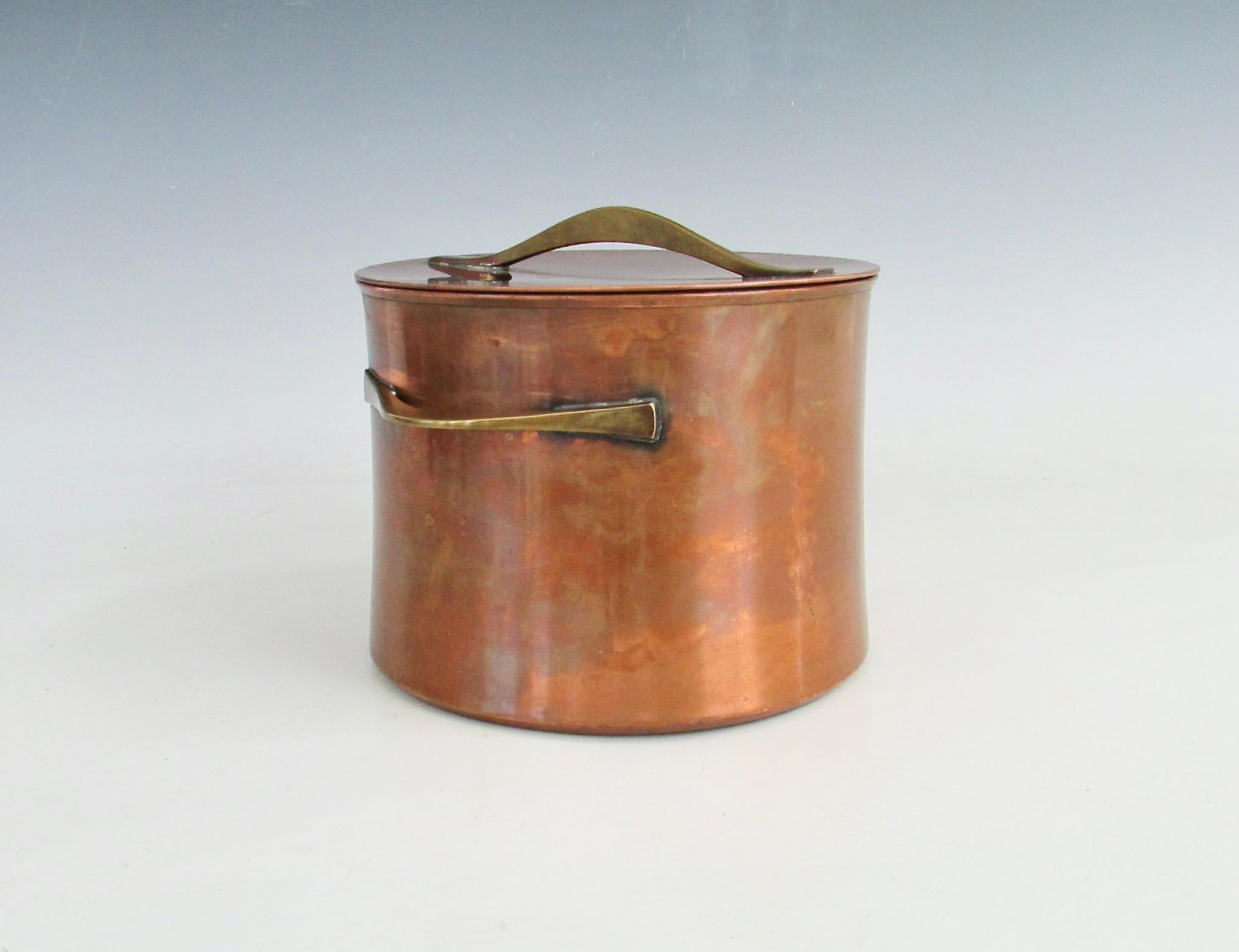 Jens Quistgaard JHQ Cubitera de cobre con inserto de porcelana para Dansk Dinamarca siglo XX en venta