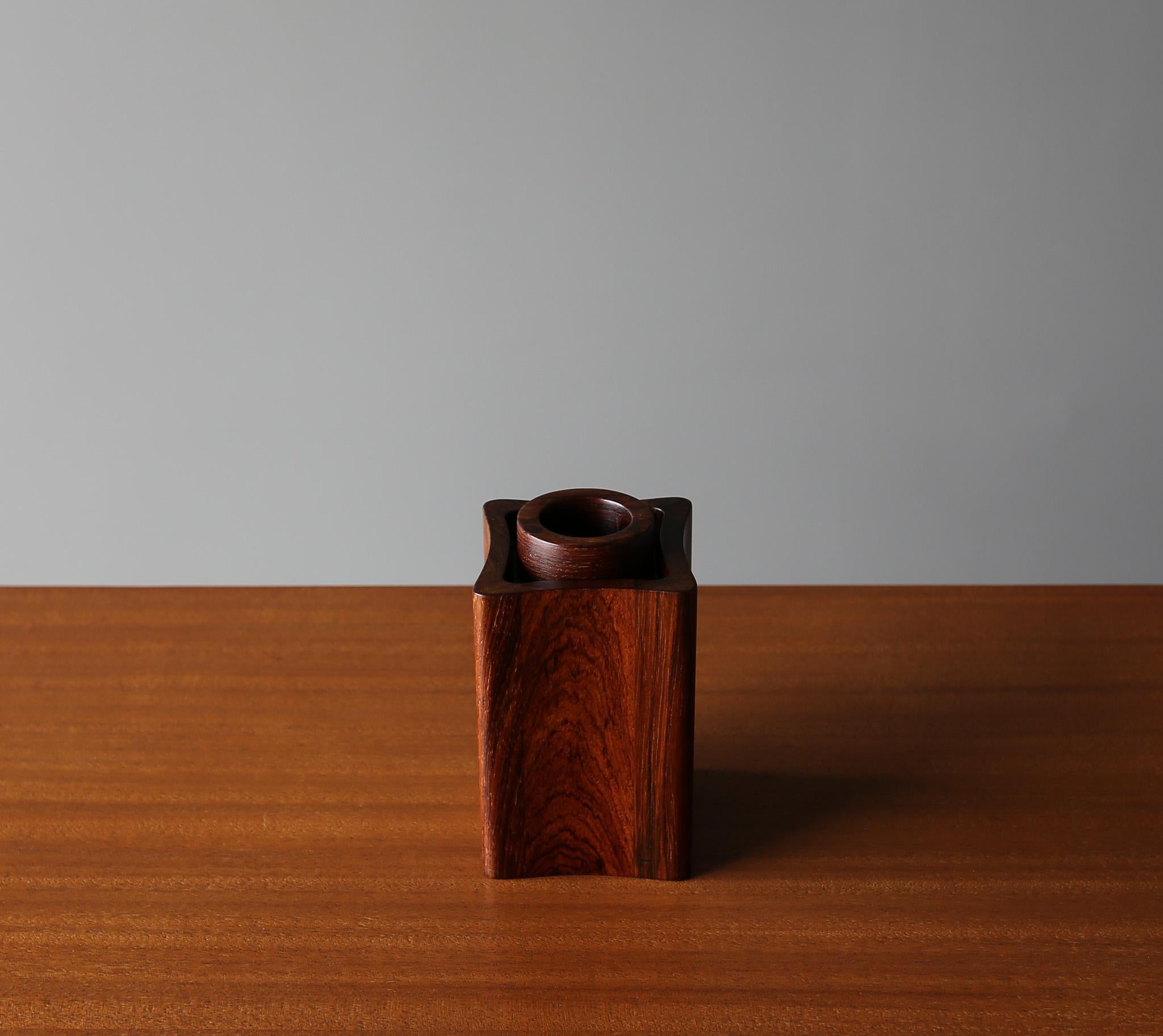 Boîte à couvercle en bois de rose de Jens Quistgaard pour la Dansk Rare Wood Collection, Danemark, c.1960.  