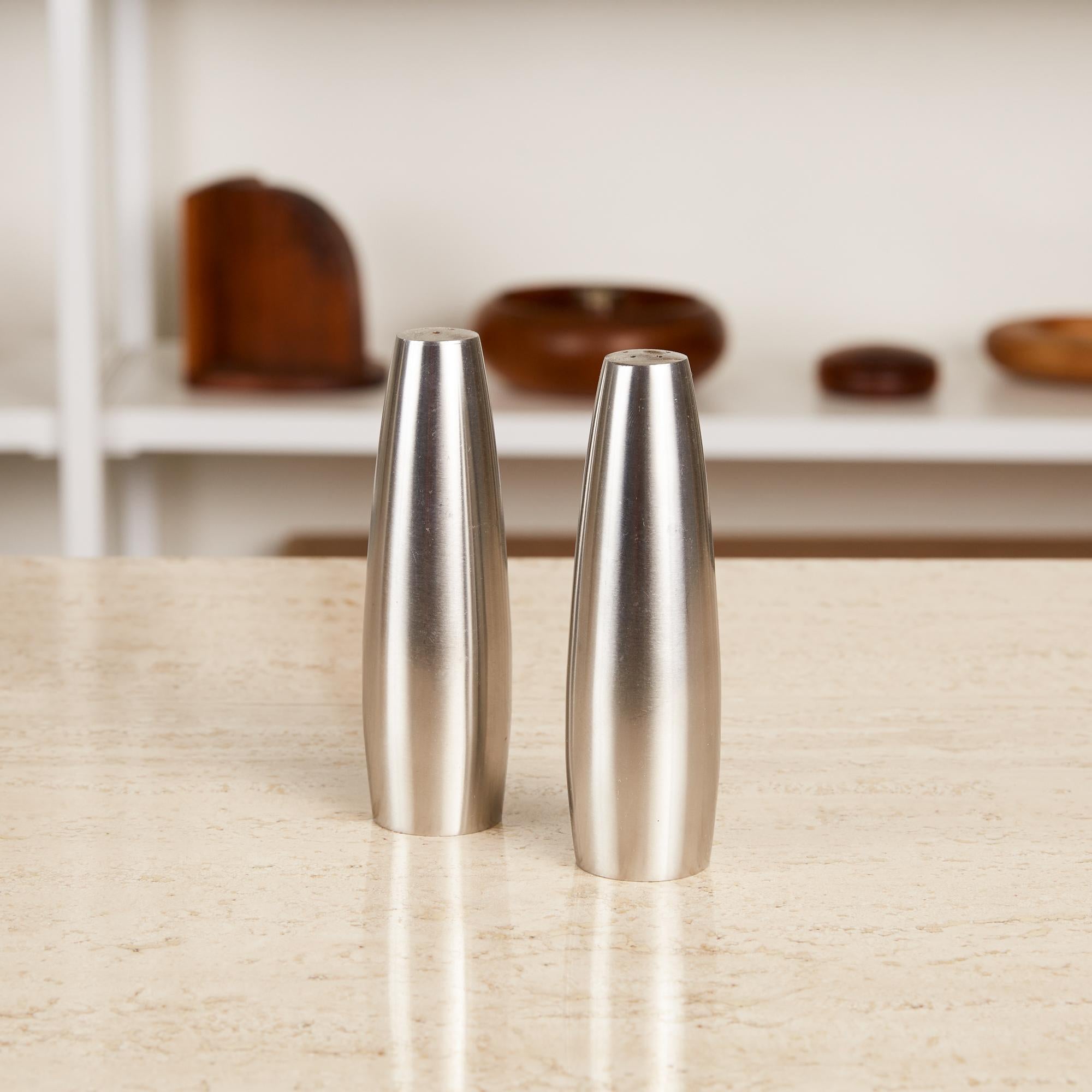 Paar Salz- und Pfefferstreuer von Jens Harald Quistgaard für Dansk, Dänemark, ca. 1960er Jahre. Die Minimalist Shaker haben eine konisch zulaufende zylindrische Form aus gebürstetem Edelstahl. Um Salz und Pfeffer bei der Verwendung zu unterscheiden,