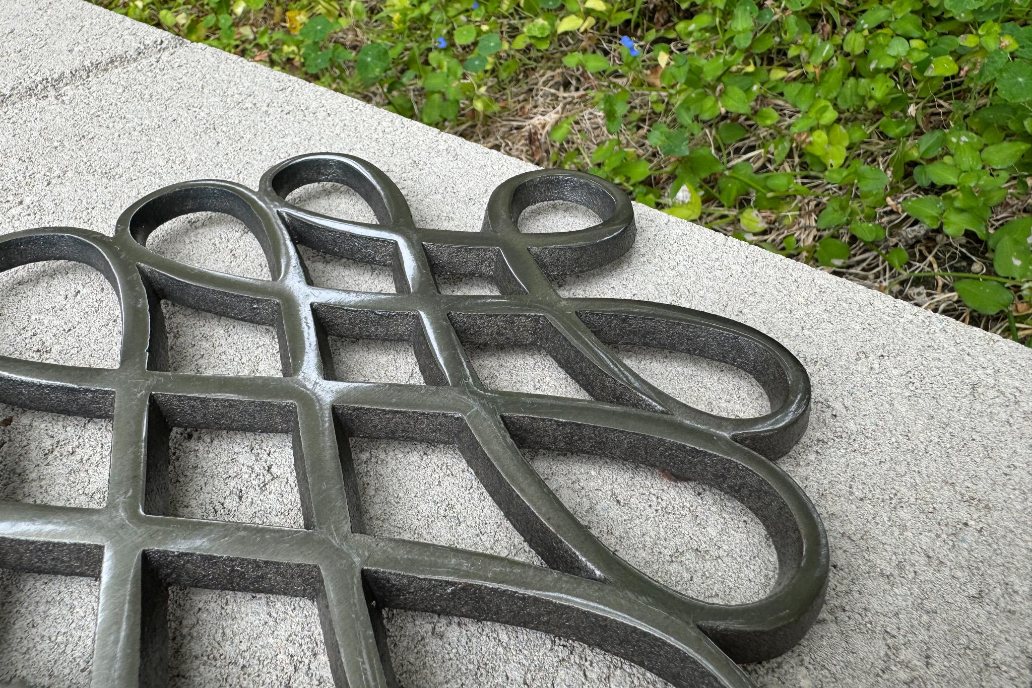 Jens Quistgaard Trébede escultórico de metal para Dansk, c.1970 en venta 3