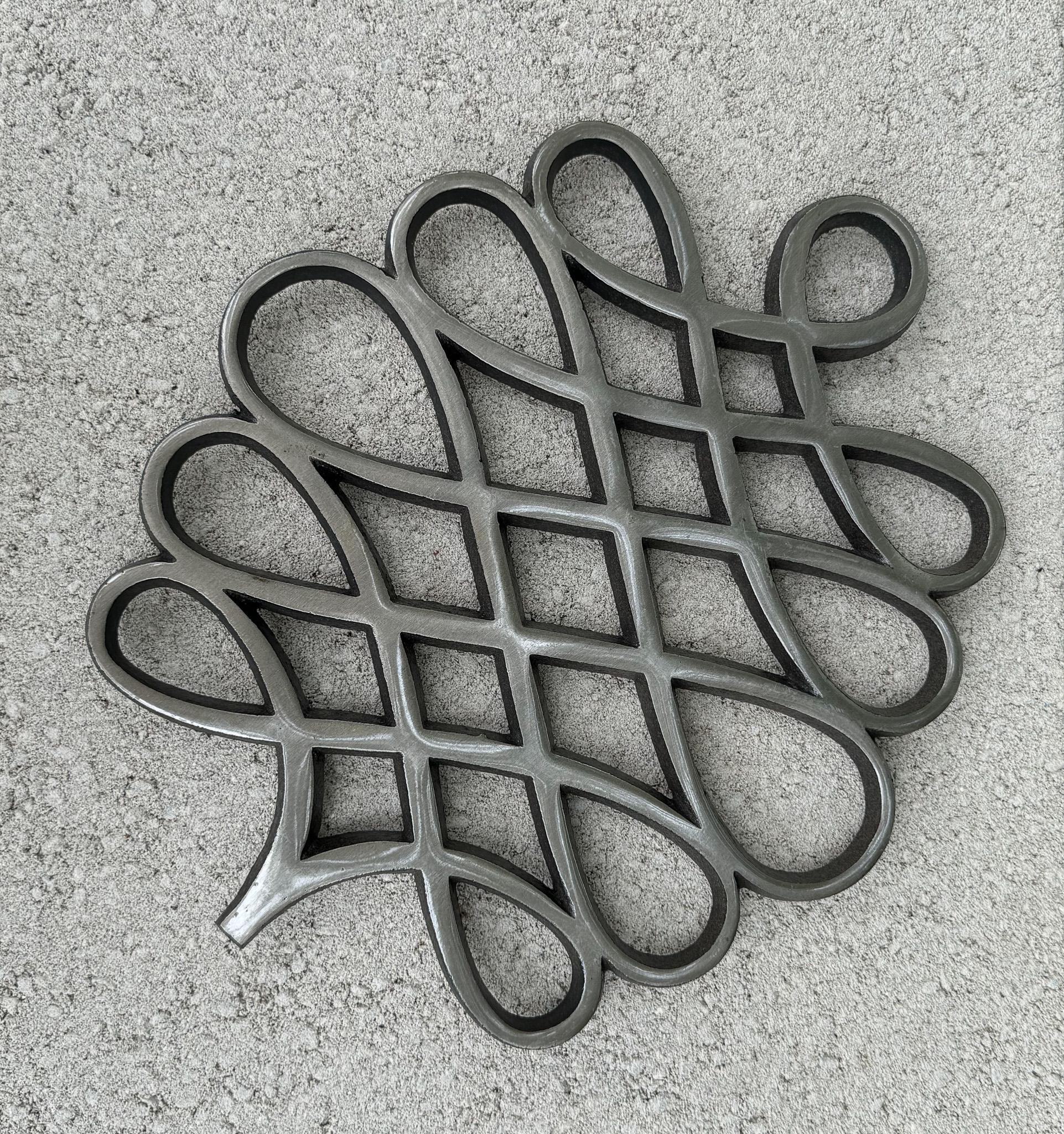 Jens Quistgaard Trébede escultórico de metal para Dansk, c.1970 en venta 5