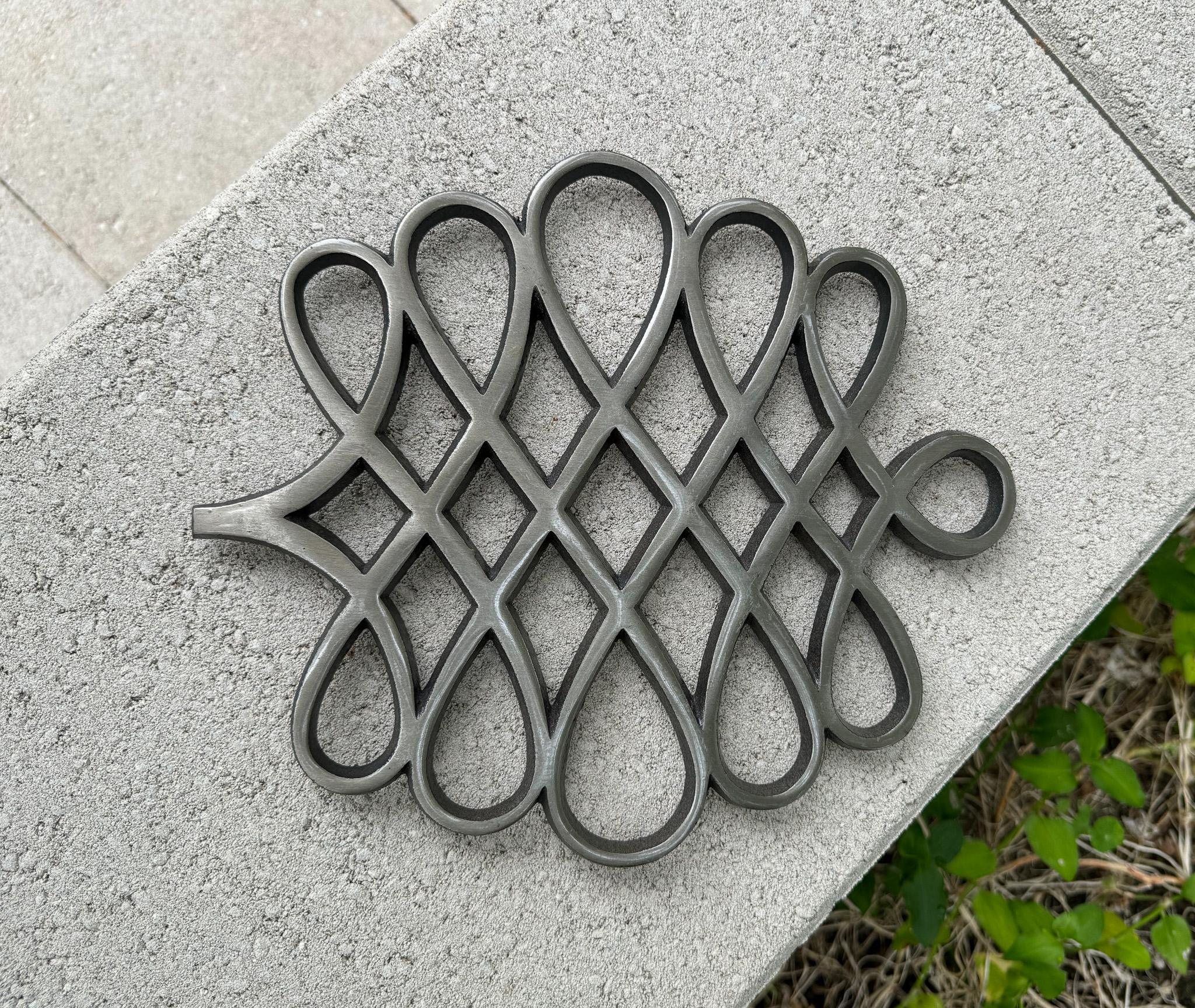 Jens Quistgaard Trébede escultórico de metal para Dansk, c.1970 Moderno de mediados de siglo en venta