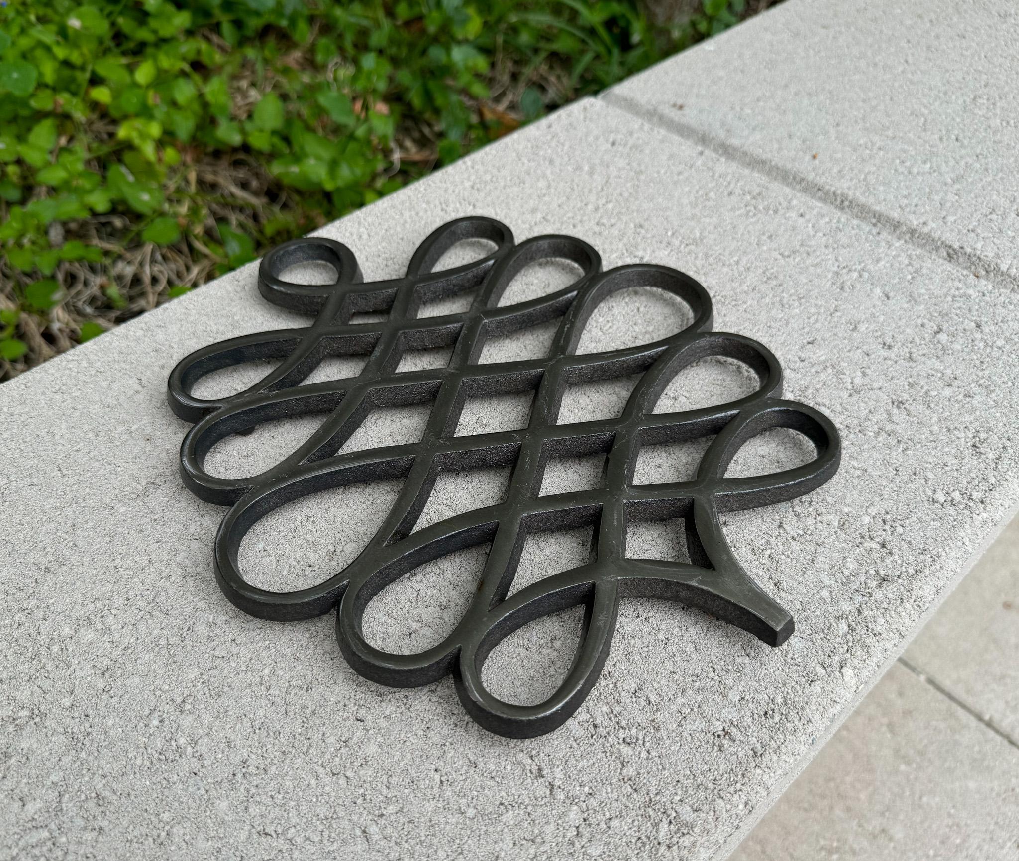 Jens Quistgaard Trébede escultórico de metal para Dansk, c.1970 siglo XX en venta