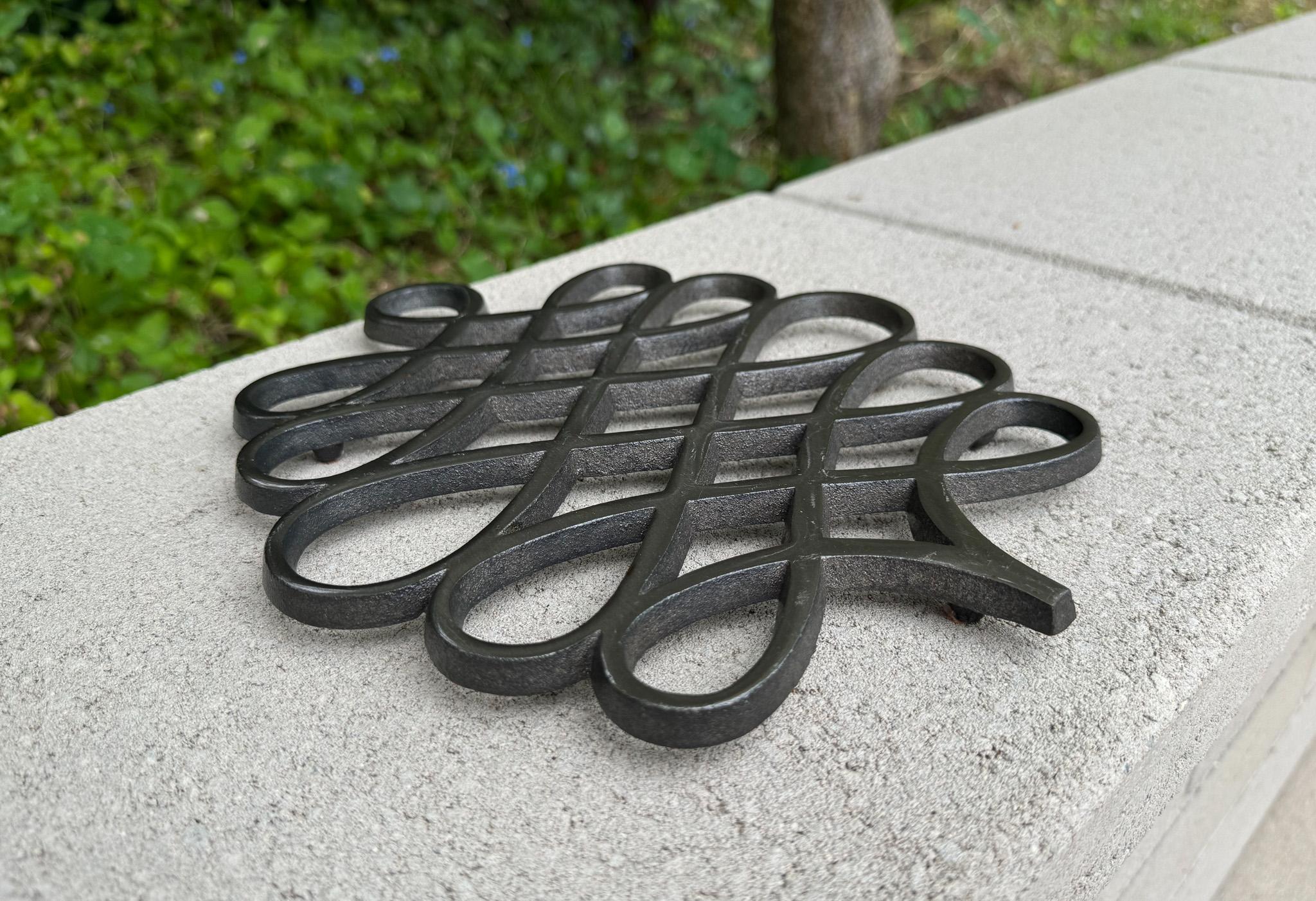 Jens Quistgaard Trébede escultórico de metal para Dansk, c.1970 en venta 2