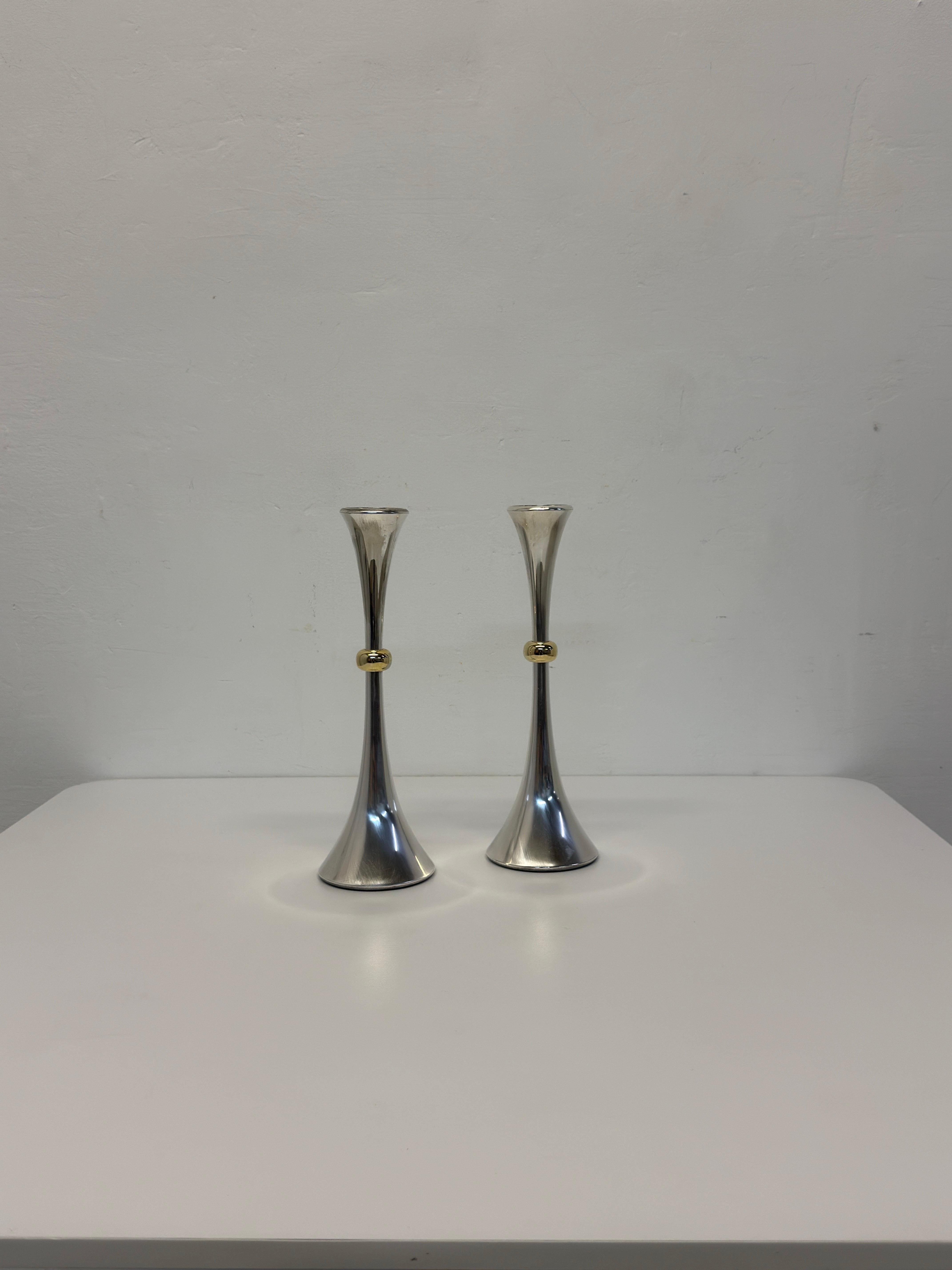 Mid-Century moderno Portacandele in argento e ottone di Jens Quistgaard di Dansk - Una coppia in vendita