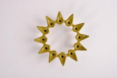 Jens Quistgaard Sternförmiger Kerzenhalter aus gelbem und grünem Eisen, Dänische Moderne 1960er Jahre