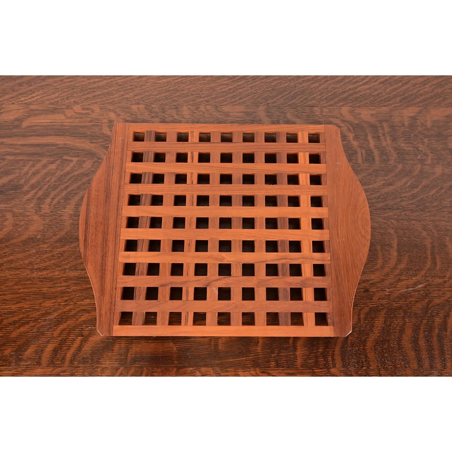 A gorgeous Mid-Century Danish Modern sculpted solid teak serving tray

In the manner Jens Quistgaard for Dansk Designs

Denmark, Circa 1970s

Measures: 17.5ʺW × 13.38ʺD × 1.75ʺH

Very good original vintage condition.