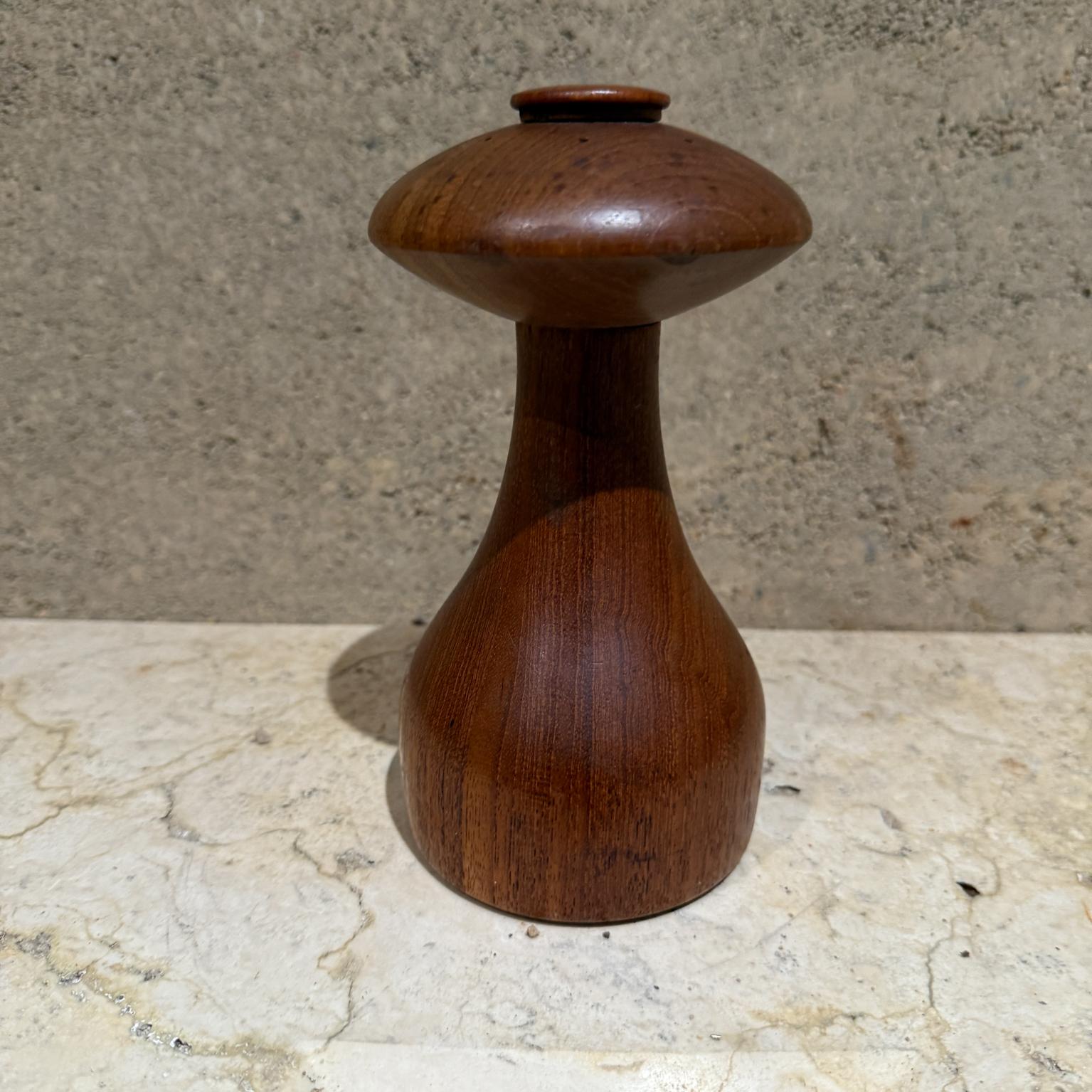 For your consideration, a teak pepper mill designed by Jens Quistgaard for DANSK, Mushroom  shape. Scandinavian Modern design. Made in Denmark circa the 1960s.
Tested and currently working. 

Dimensions: 7.5 H x 3.75 Diameter

Please visit take a