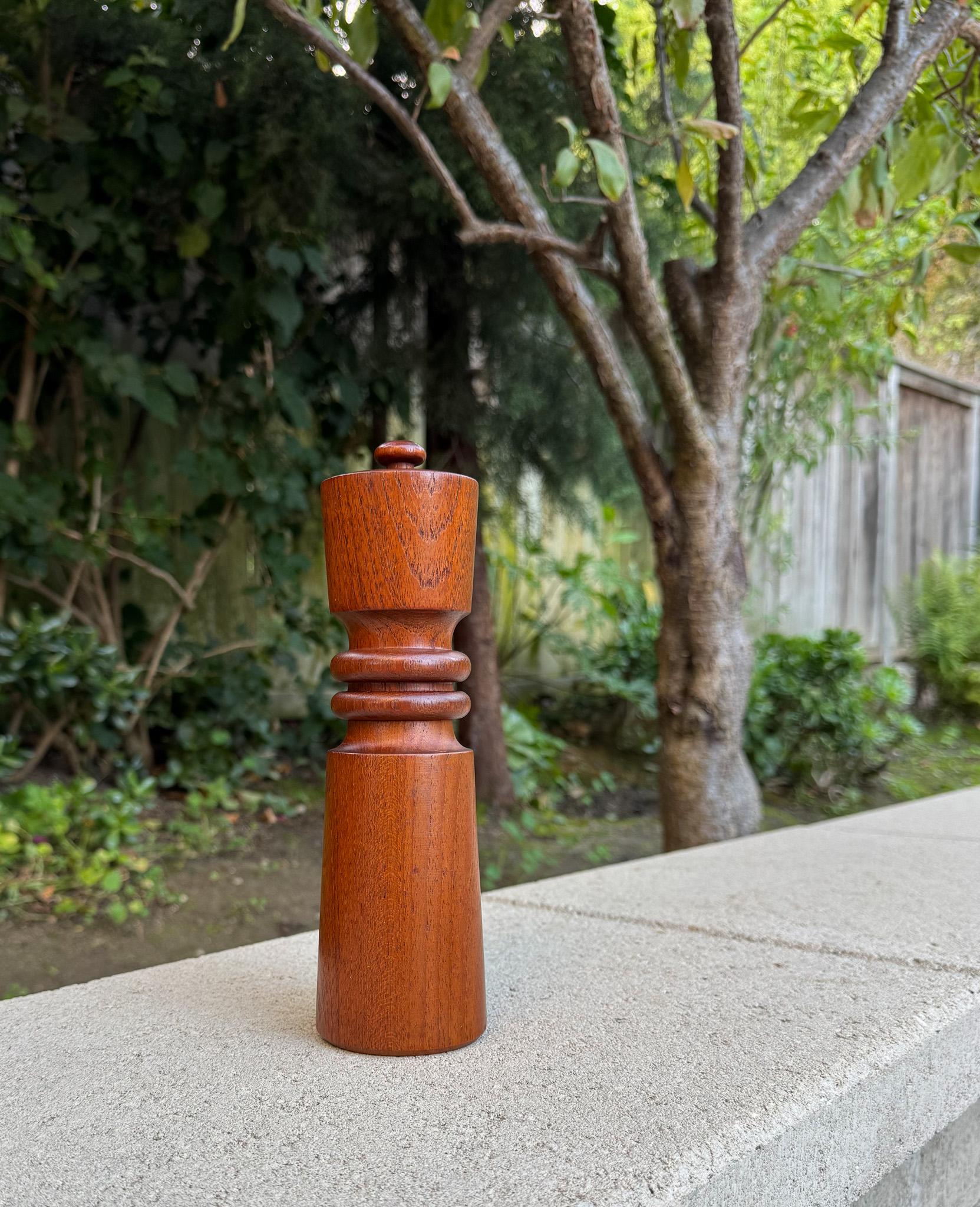 Jens Quistgaard Peugeot Frères Pfeffermühle aus Teakholz für Dansk, Dänemark, ca. 1965 (Moderne der Mitte des Jahrhunderts) im Angebot