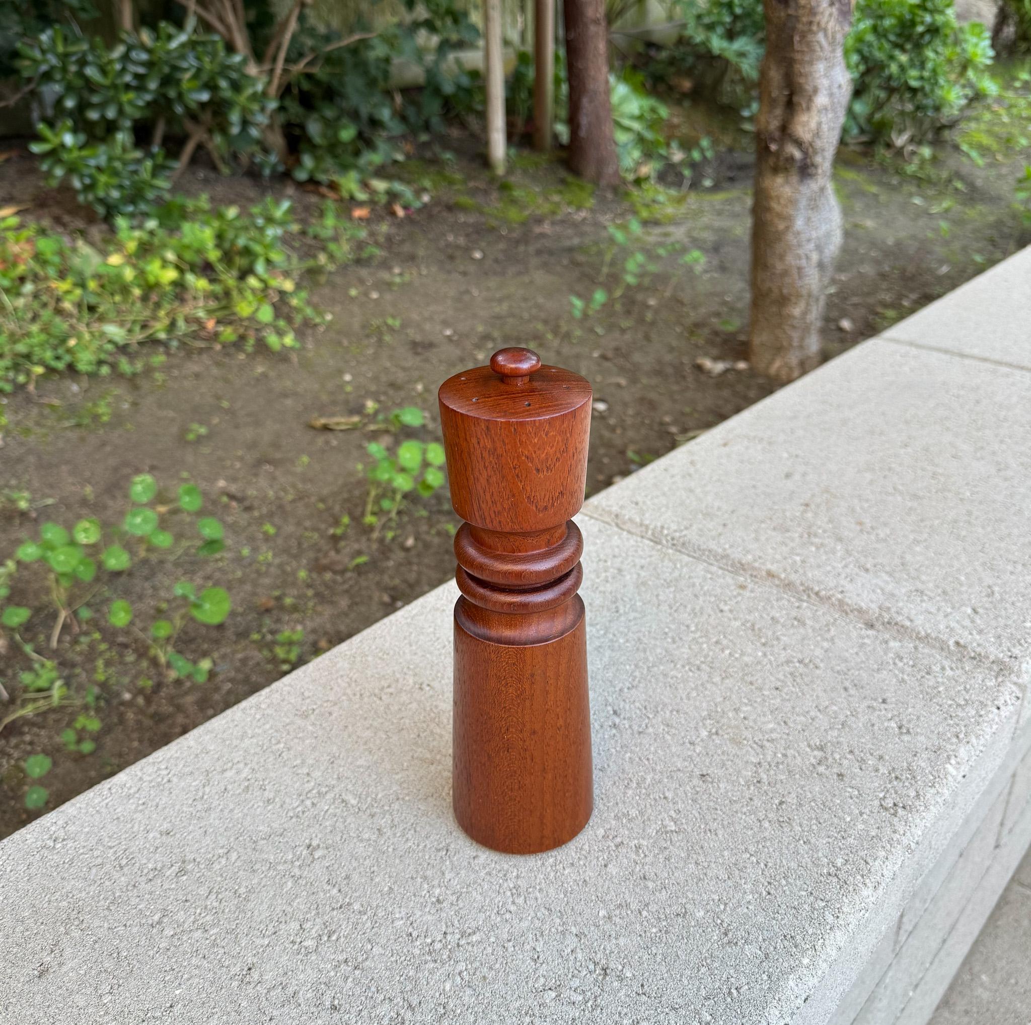 Jens Quistgaard Peugeot Frères Pfeffermühle aus Teakholz für Dansk, Dänemark, ca. 1965 im Angebot 1