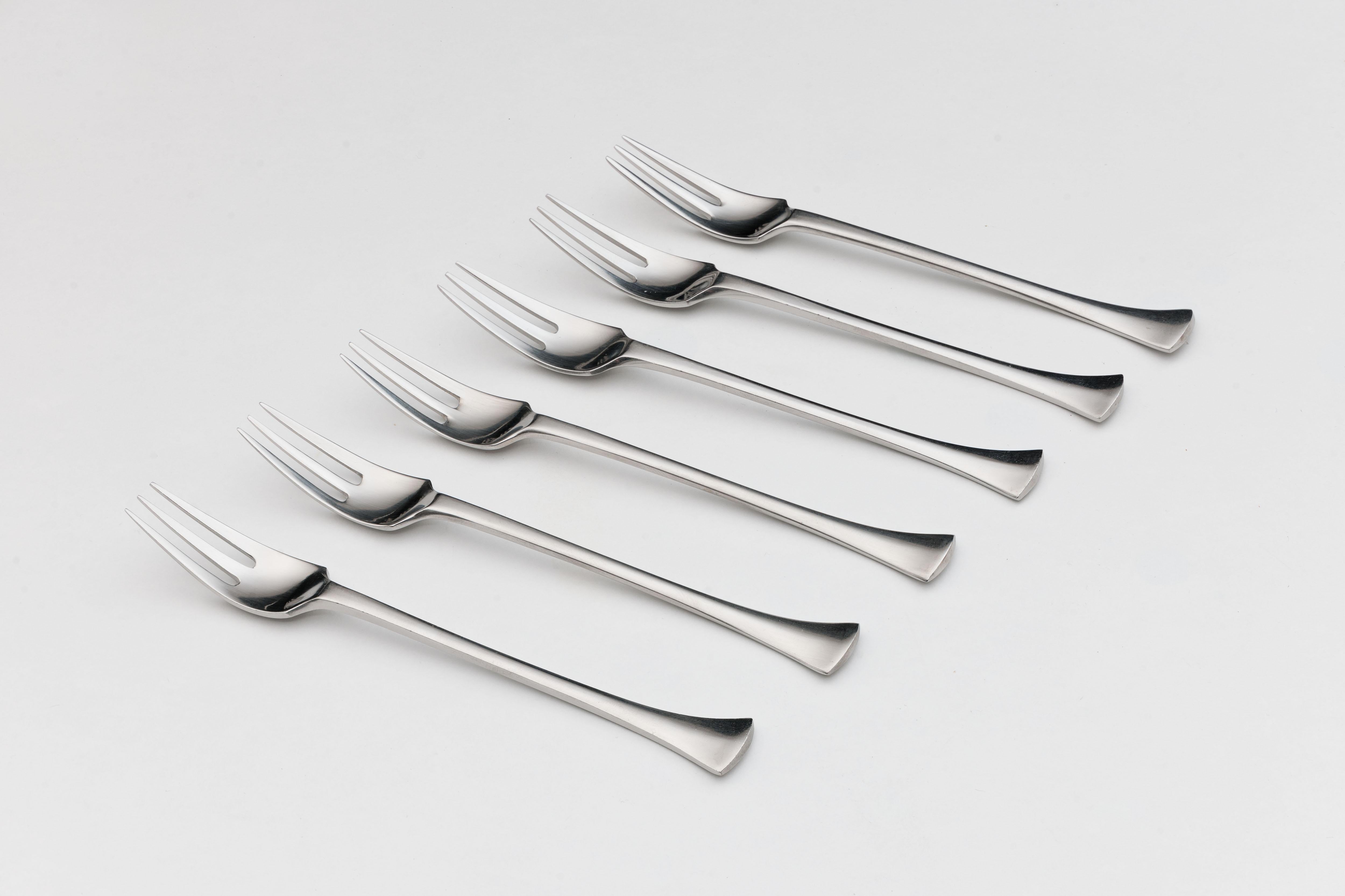 6 place settings 'Thistle' cutlery designed in 1969 by Jens Harald Quistgaard for Dansk design.
A beautiful timeless design.

6 dinner knives
6 dinner forks
6 dinner spoons
6 dessert spoons
6 pastry forks

** FREE WORLDWIDE SHIPPING **

Jens Harald