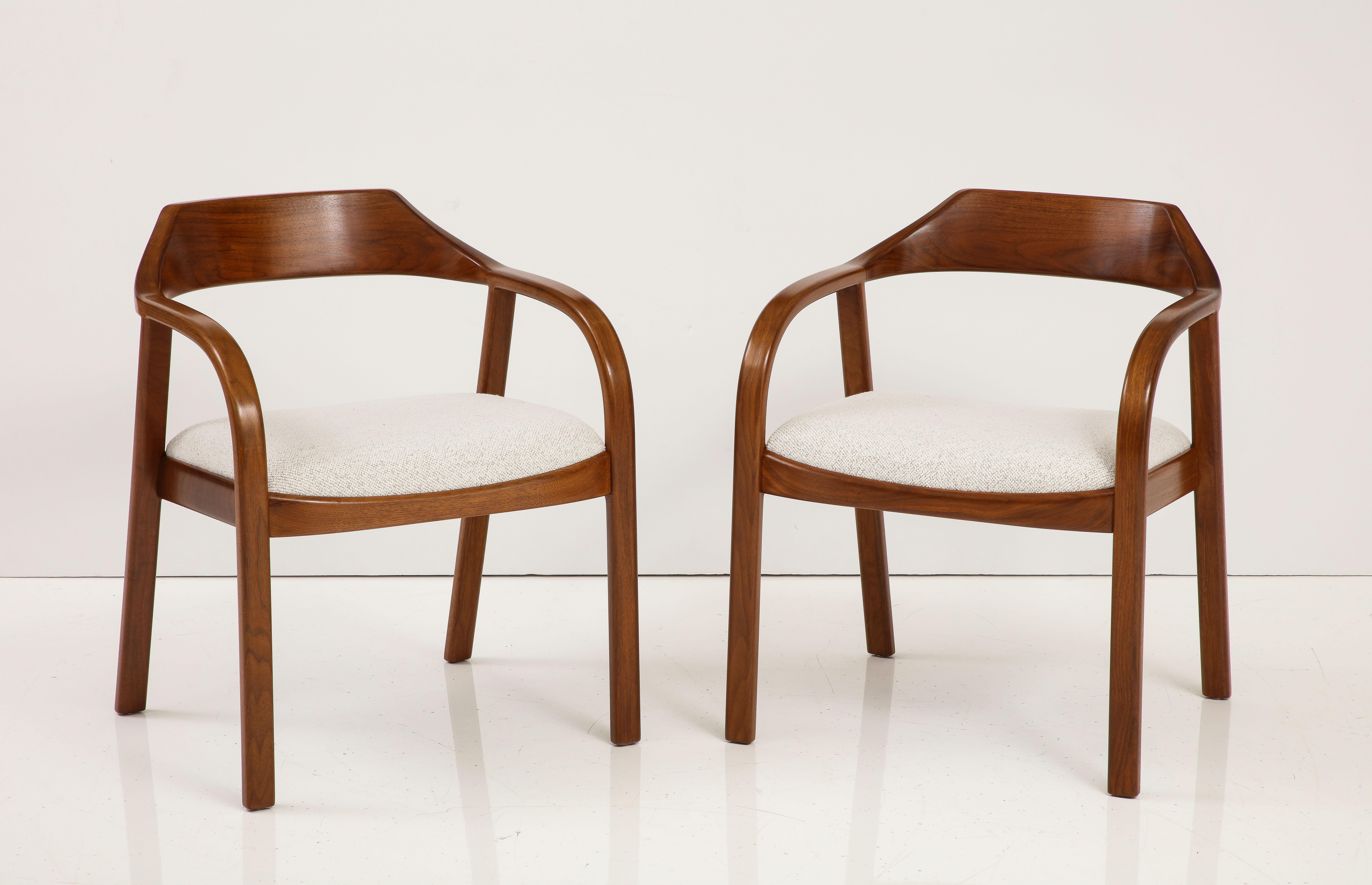 Amazing pair of 1970s sculptural walnut armchairs designed by Jens Risom, fully restored and re-upholstered, with minor wear and patina due to age and use.