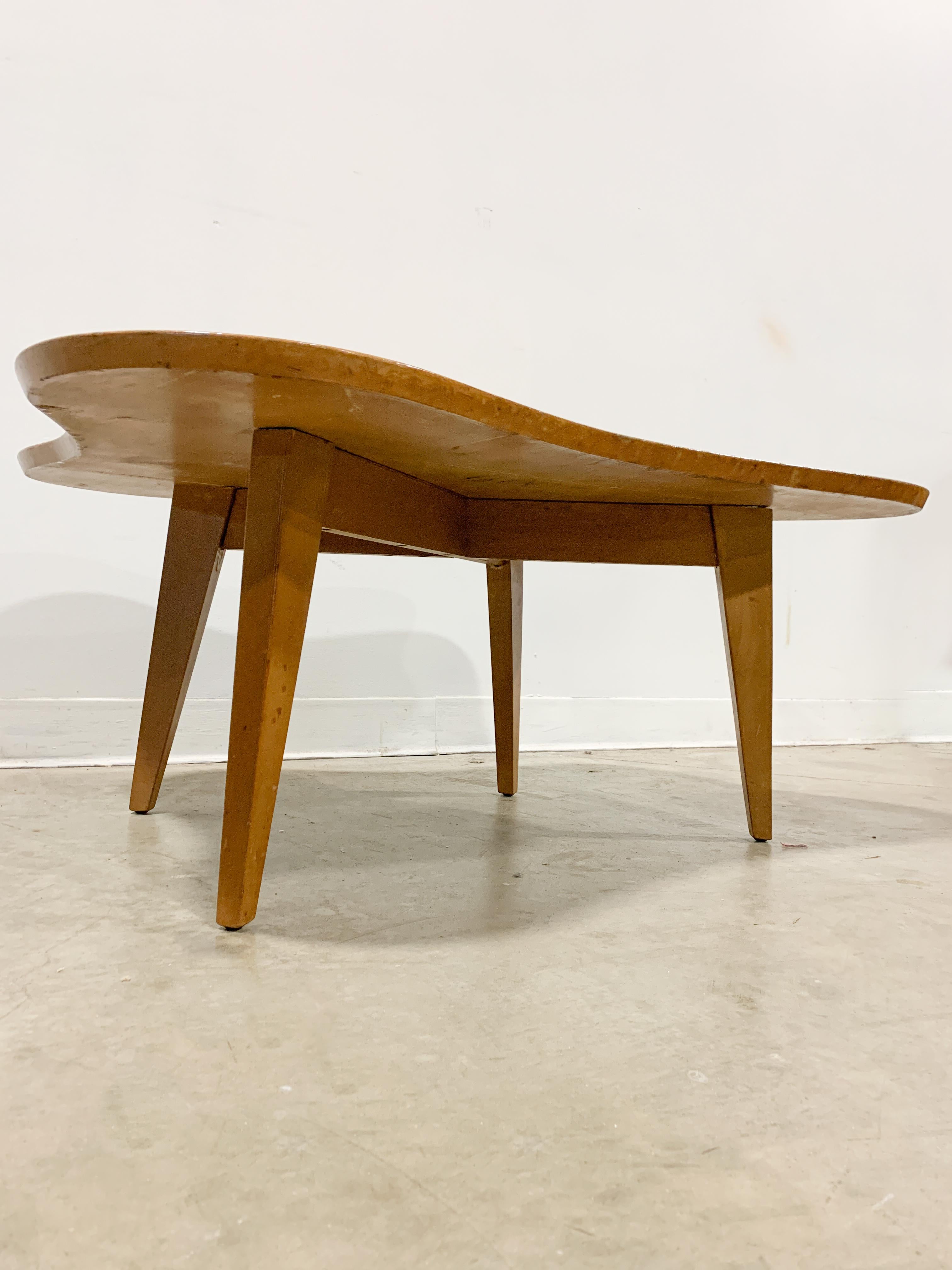 Very early design by Jens Risom for Knoll in the 1940s. Made of solid maple, this amorphic table top is a great example of organic modernism. Classic Risom leg details and a lovely natural woodgrain. Handwritten '600' underneath. Earliest crossbrace